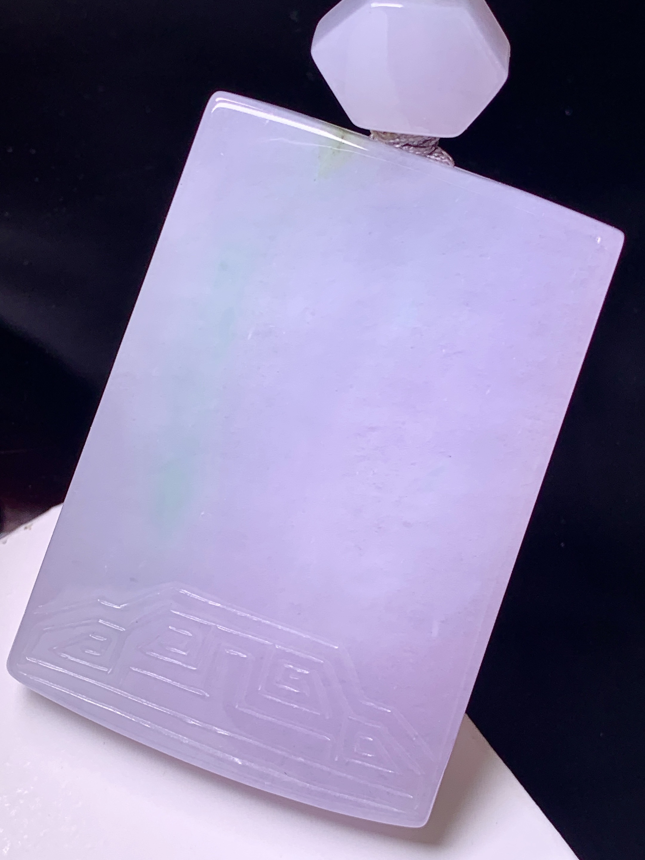 淡春彩无事牌吊坠 玉质细腻 色泽艳丽清新 整体尺寸52.5*37.3*7.5 a5