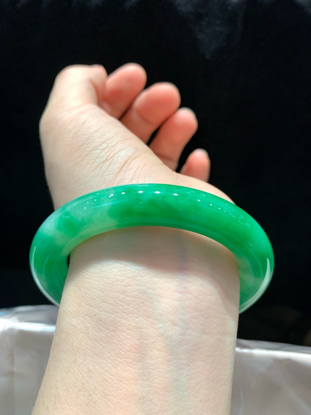 尺寸55.1/10.7/11.1，带色圆条手镯
水润细腻 色好 上手好看
