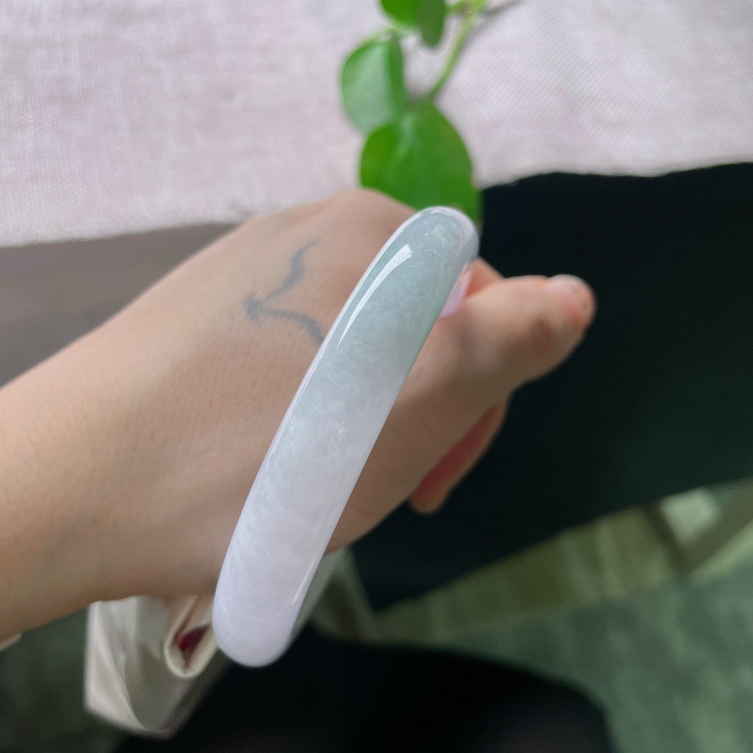 53.3/11.2，春彩圆条，无裂，温润粉糯玉环缀一抹俏绿，抬手之间，便揽住一整个温柔春天。ss55695a