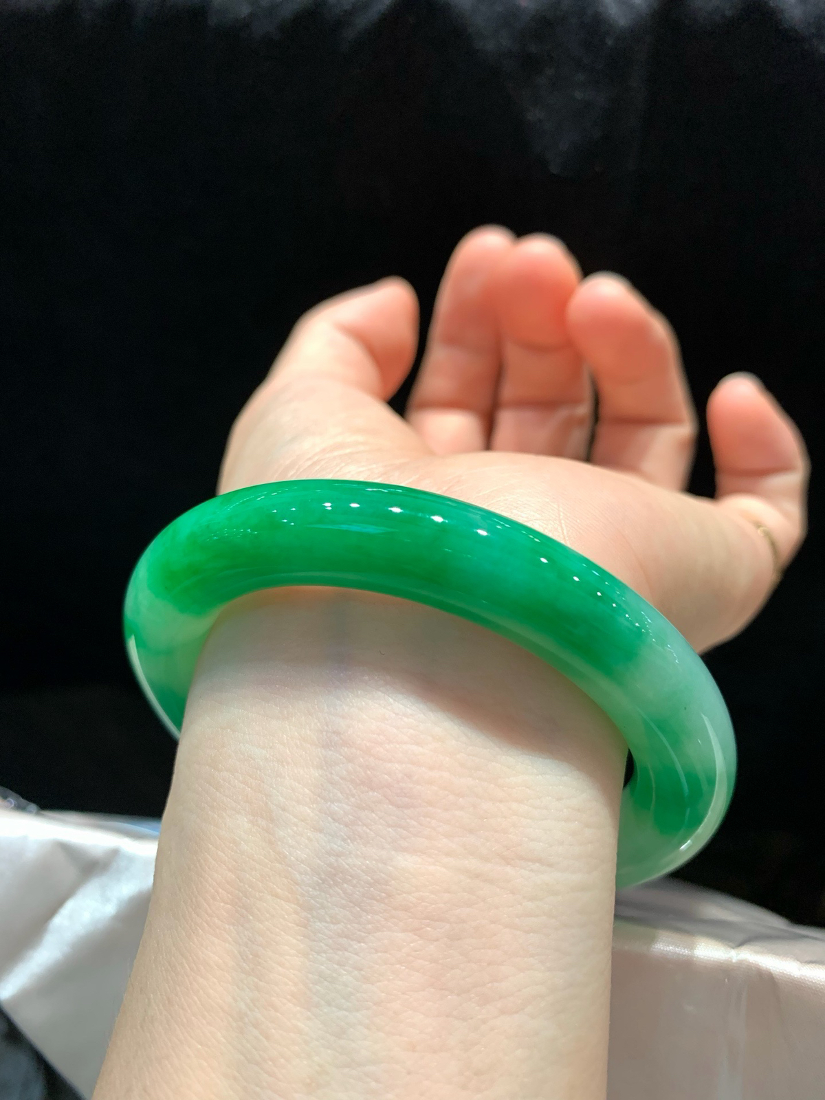 尺寸55.1/10.7/11.1，带色圆条手镯
水润细腻 色好 上手好看