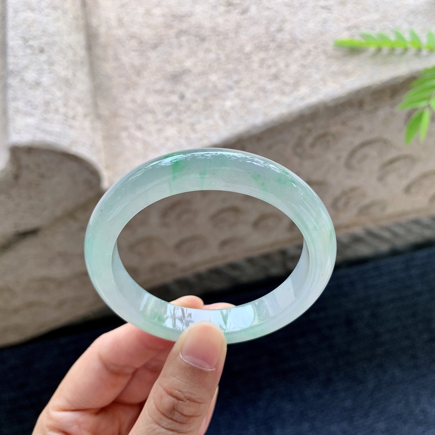 正圈 圈口52.8/10.7/7.8 编码D6071310 描述糯冰飘绿，水润，种老，细腻，打灯有棉线