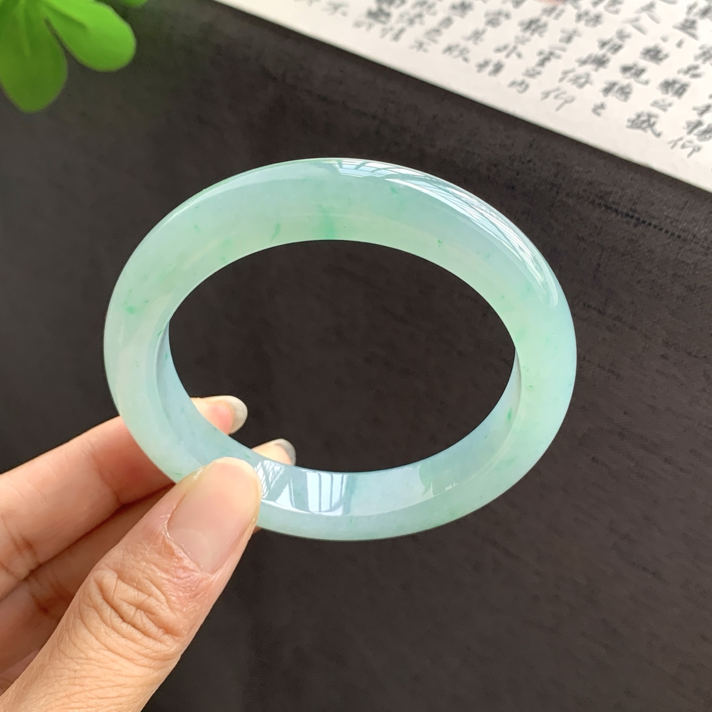 071202JJ 底色飘绿正圈翡翠手镯 56.5-12.4-9.5