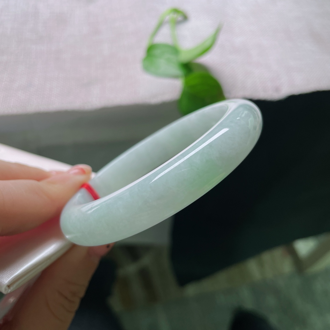 58.3/12.4/8.3，绿底正圈，无裂，玉质清润干净，色泽清爽宜人，自带夏日柔和凉意。ss55230a。