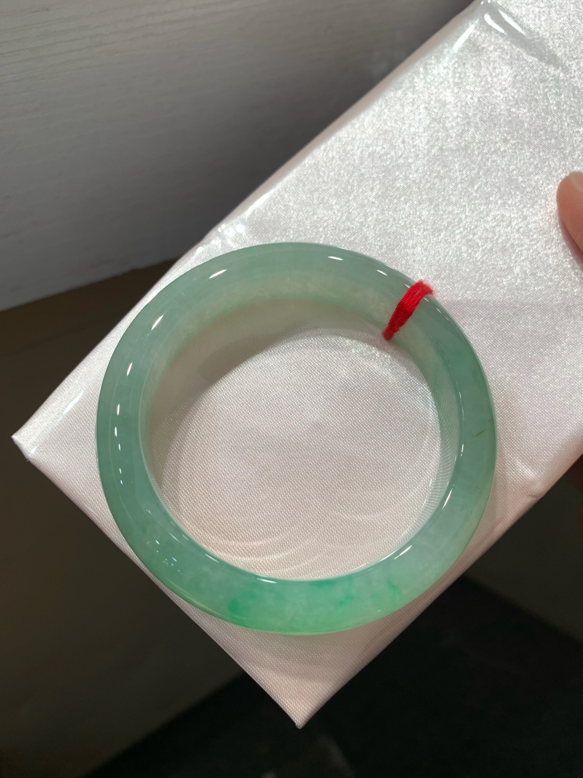 尺寸52.6/12.6/8.5，带色手镯
水润细腻