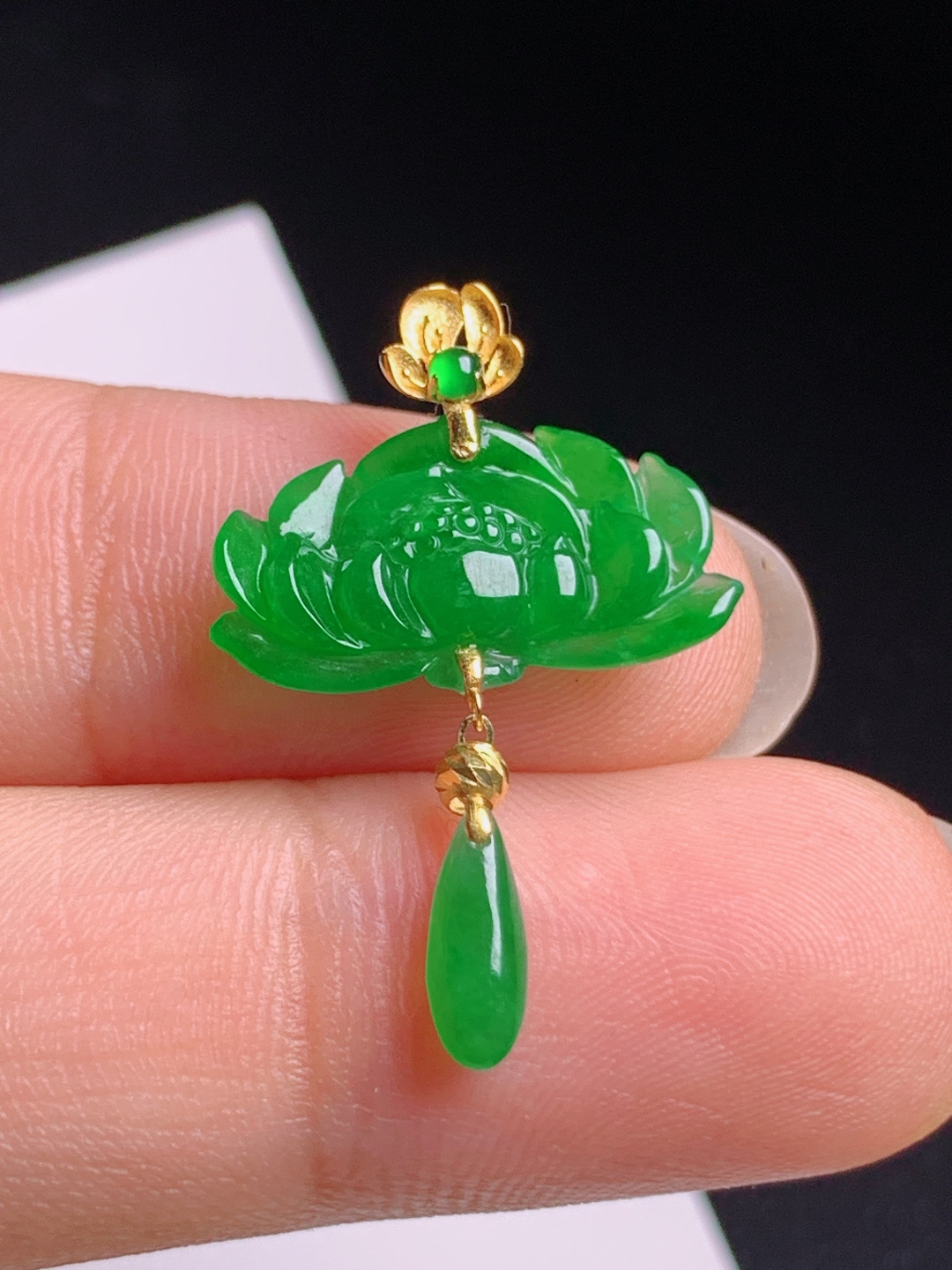 正阳绿莲花吊坠，色泽浓郁鲜亮，18K金精工打造，清雅脱俗