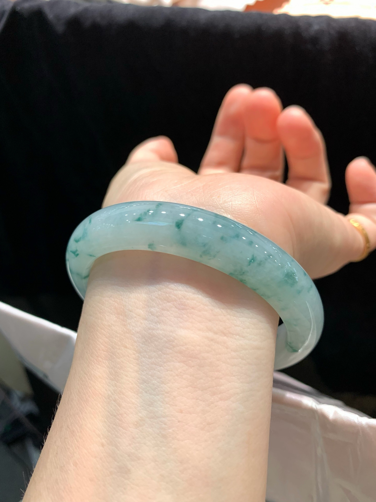 尺寸58.4/12.1/8.4，冰飘花手镯
水润细腻 种老