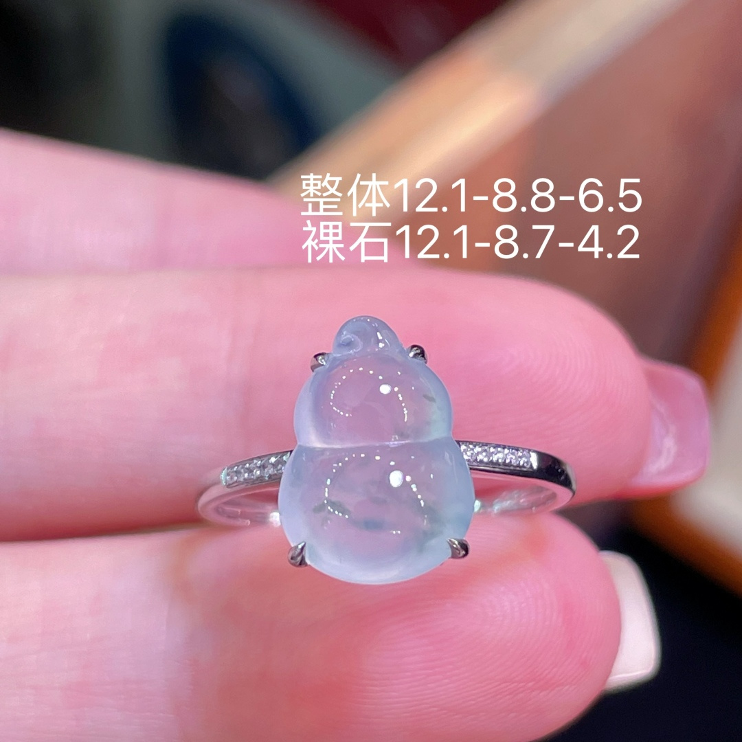 ️翡翠A货 葫芦戒指，高冰起光，料子冰润细腻，种老起光，18k金镶真钻，上身佩戴效果很好，尺寸如