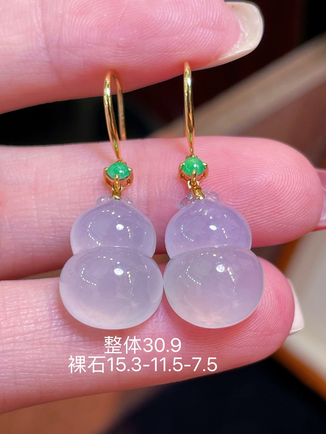️翡翠A货 葫芦耳环 高冰起光，料子冰润细腻，种老起光，18k金镶真钻，上身佩戴效果很好 尺寸如