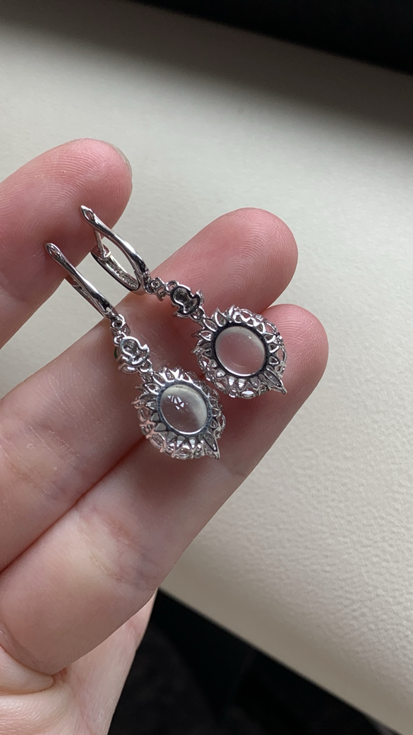 ️【18k金镶嵌蛋面耳坠一对】冰润水透，种老细腻起荧尺寸：成品：32.6*10.3*6.4，裸石：8.1*7.2*3.4,a22713