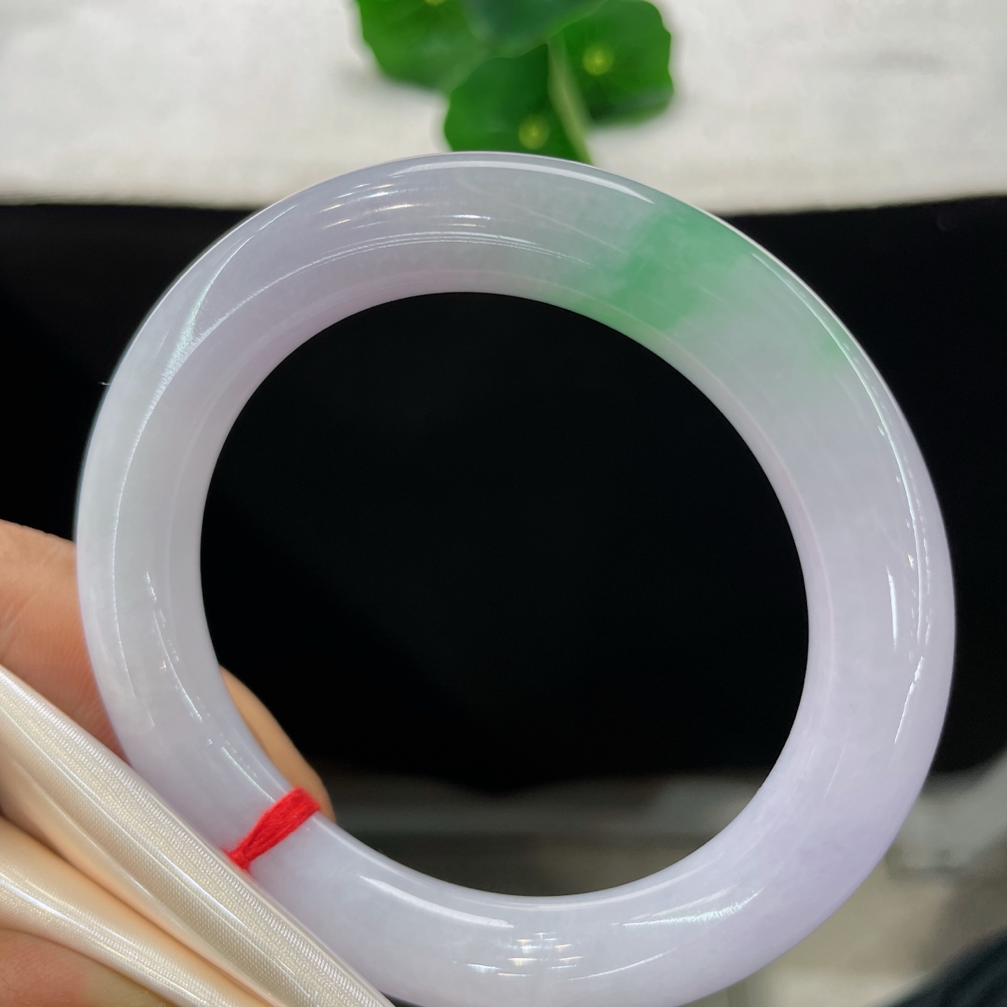 圈口57/11.2，冰糯春带彩圆条，58/59可戴，烟紫凝清玉，翠色落镯间，无裂