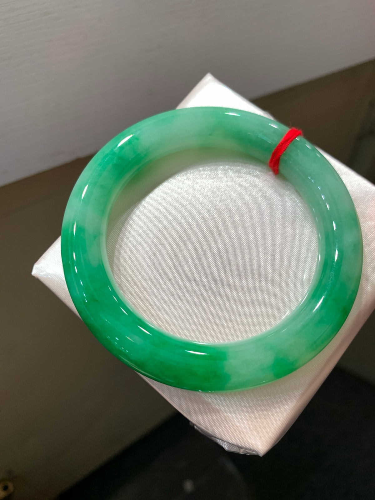 尺寸55.1/10.7/11.1，带色圆条手镯
水润细腻 色好 上手好看