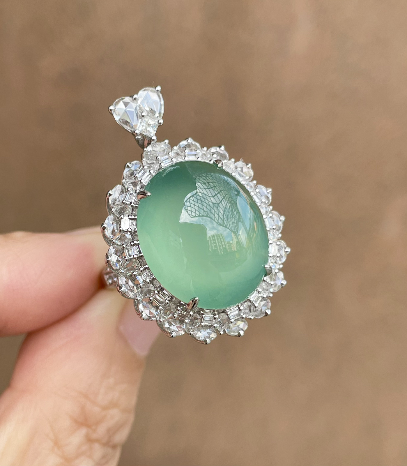 【冰种晴蓝蛋面两用款】质地细腻清爽，荧光感强烈，18K金钻镶嵌，裸石尺寸18*15.3*7毫米