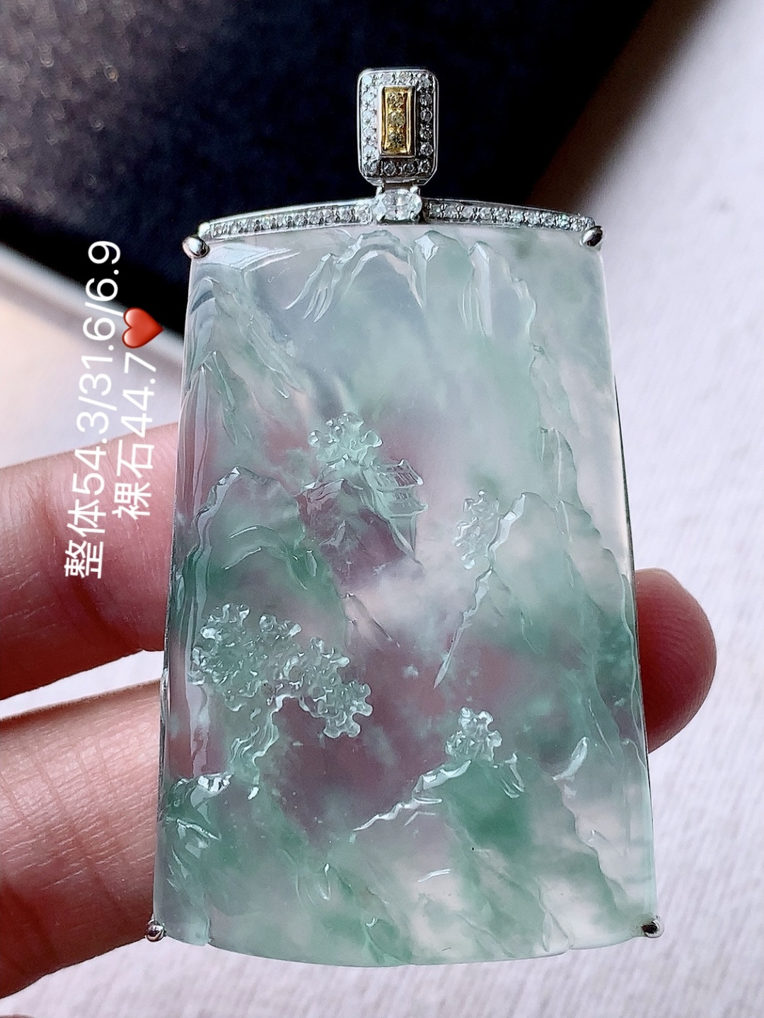 冰飘花山水牌吊坠冰润底子细腻，层次分明，佩戴精致气质，54.3-31.6-6.9