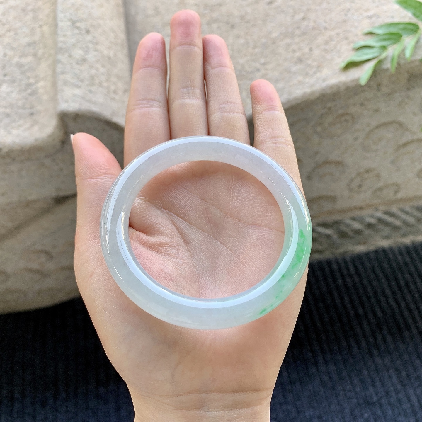 圆条53 54，糯冰飘绿，水润，种老，细腻，打灯有絮线