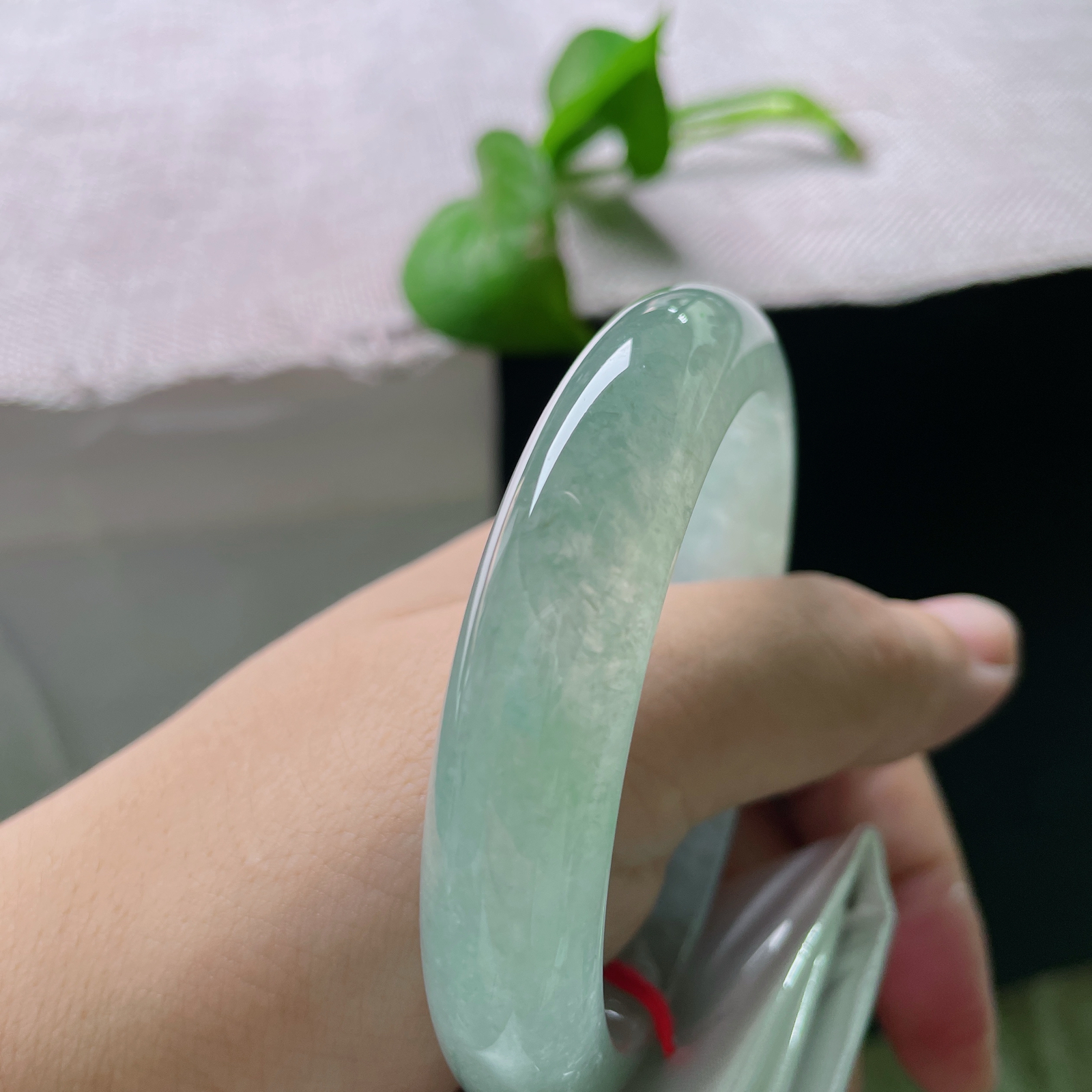 冰种正圈，，玉身由浅缓缓过渡至温润湖绿色，色泽过渡自然柔和，清润如水的质感衬得人温婉雅致，品质上乘，稀有珍品，完美。！ss52924a