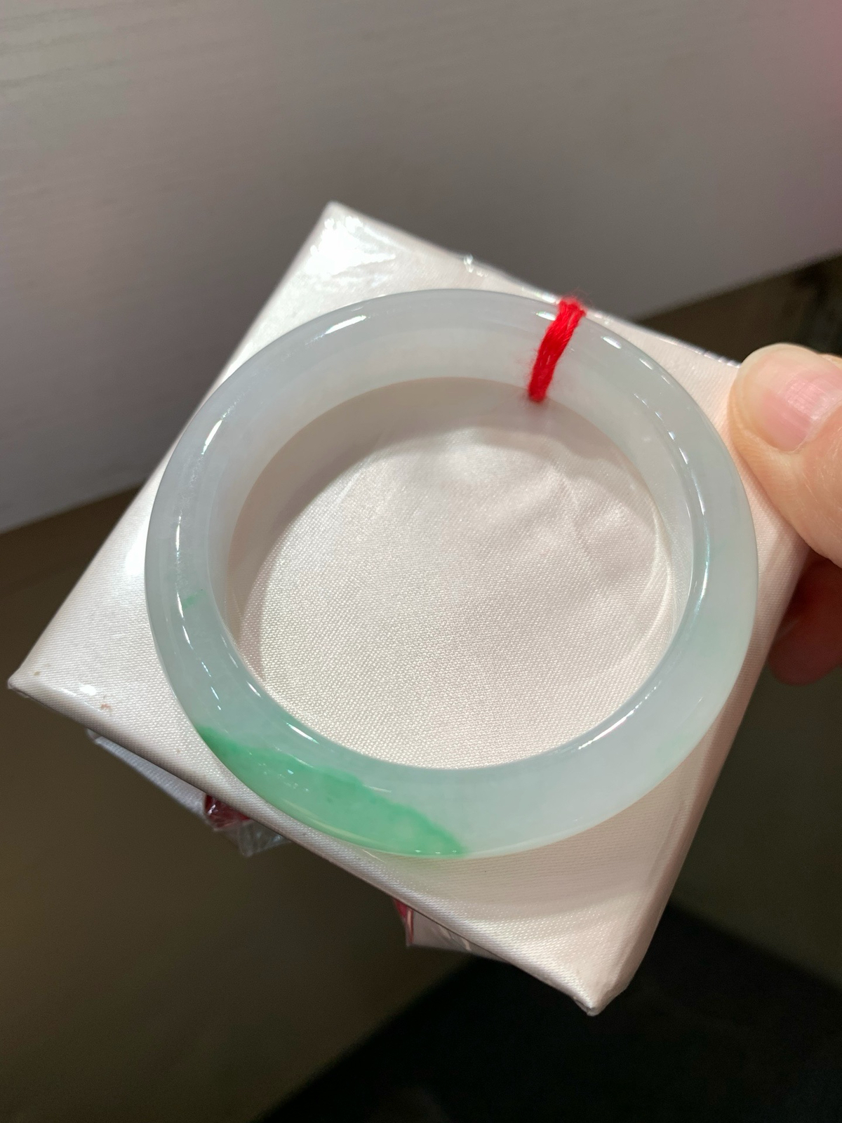 尺寸52.6/11.9/7.9，飘绿花手镯
种好水润