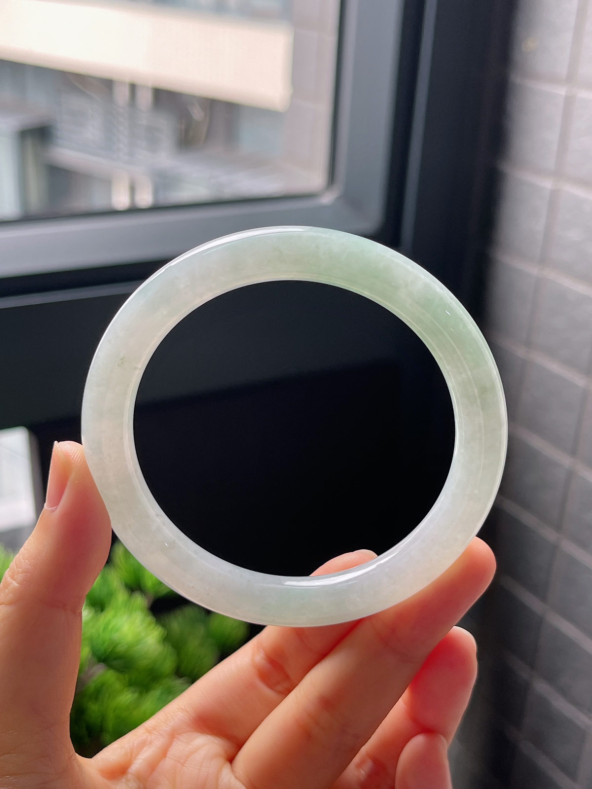 圈口56，冰糯种淡绿色翡翠圆条手镯
