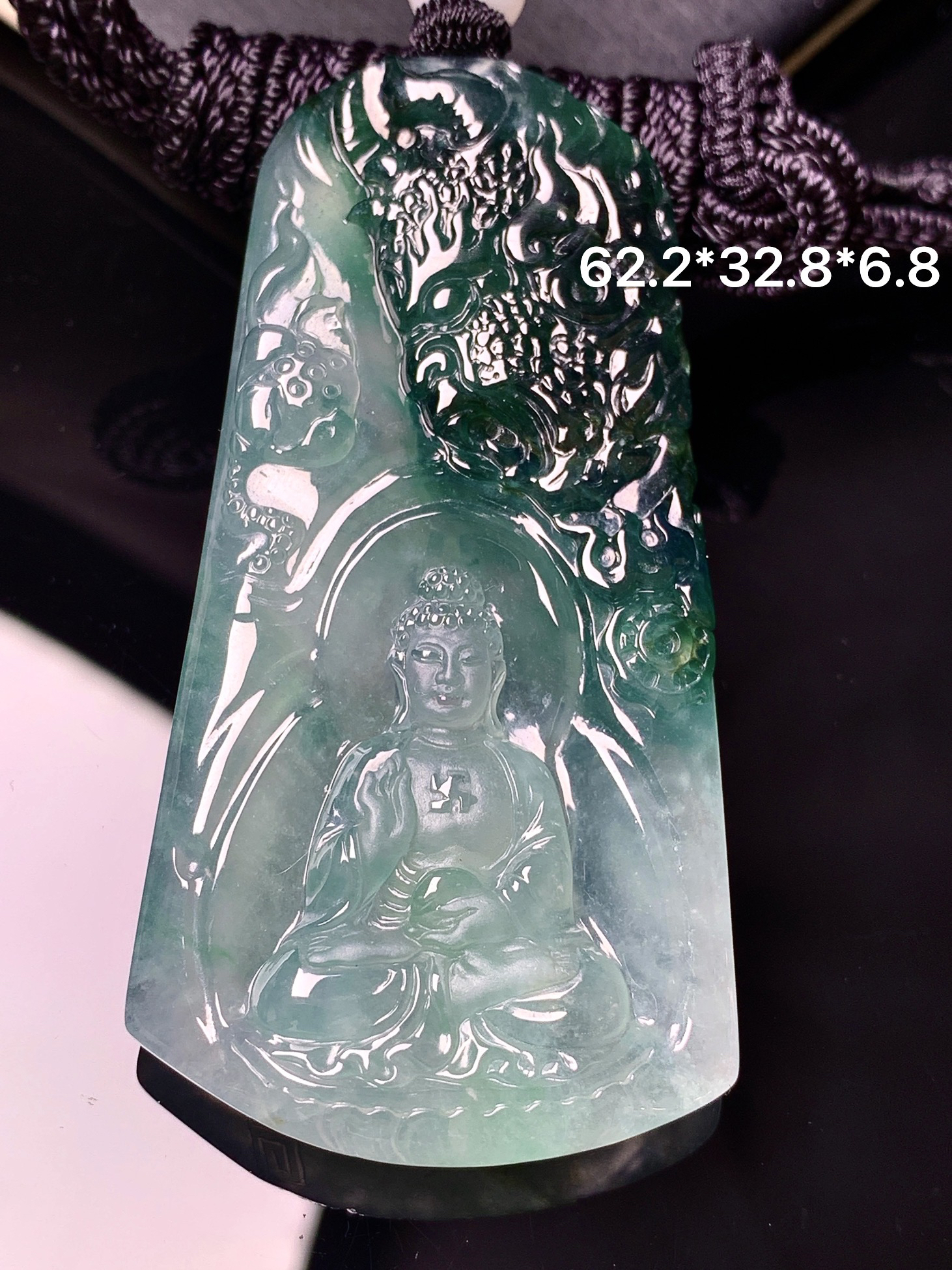 飘绿大日如来佛祖吊坠 玉质细腻 色泽艳丽清新 整体尺寸62.2*32.8*6.8 L2