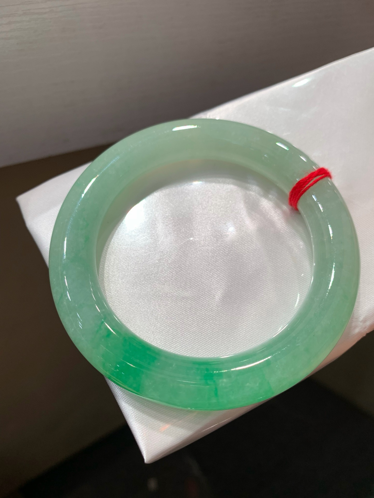 尺寸57.1/10.8/11.3，冰带色圆条手镯
水润细腻 有种有色