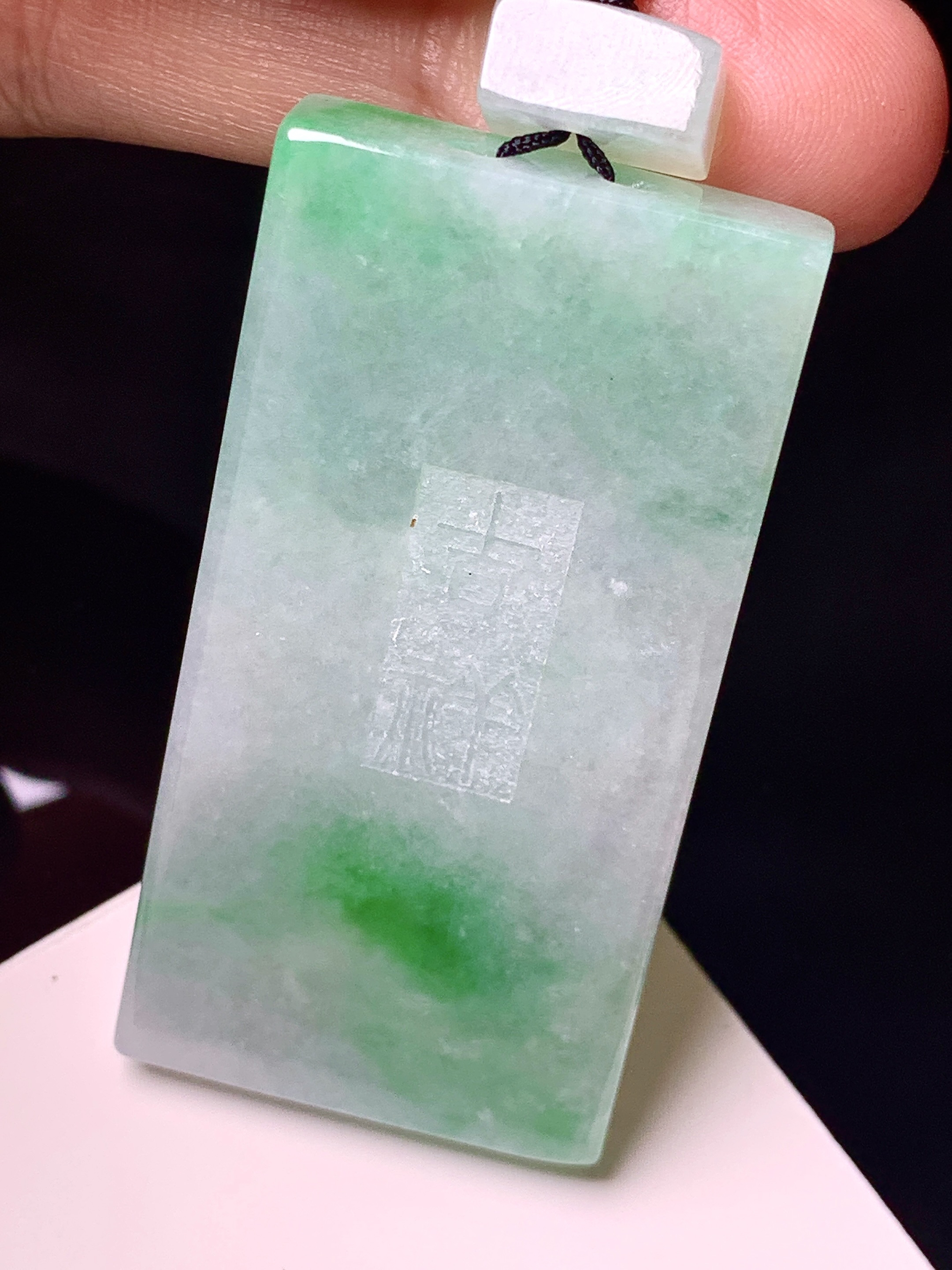 飘绿无事牌吊坠 玉质细腻 色泽艳丽清新 整体尺寸53*26.8*6 a3