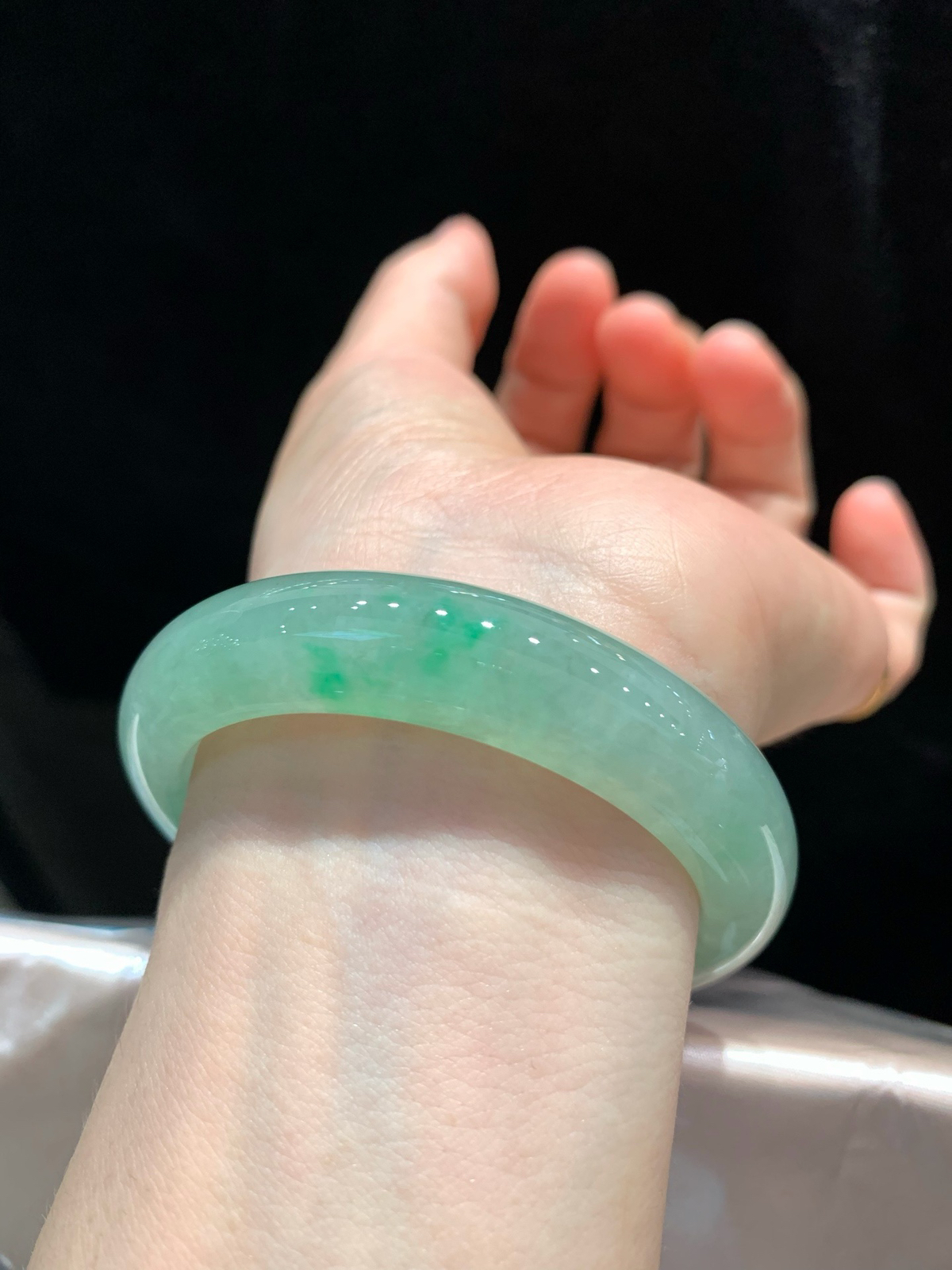 尺寸52.6/12.6/8.5，带色手镯
水润细腻