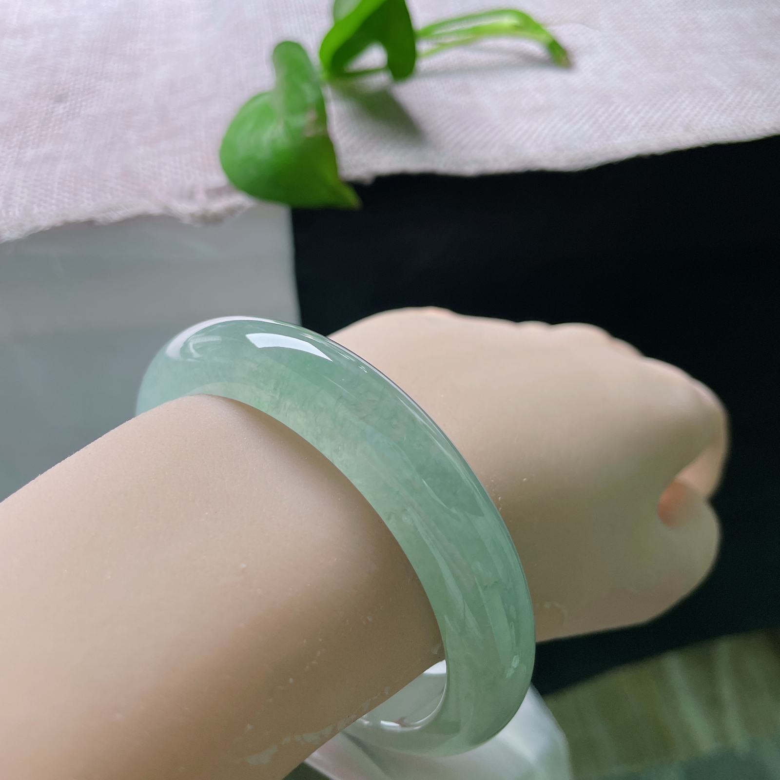 冰种正圈，，玉身由浅缓缓过渡至温润湖绿色，色泽过渡自然柔和，清润如水的质感衬得人温婉雅致，品质上乘，稀有珍品，完美。！ss52924a