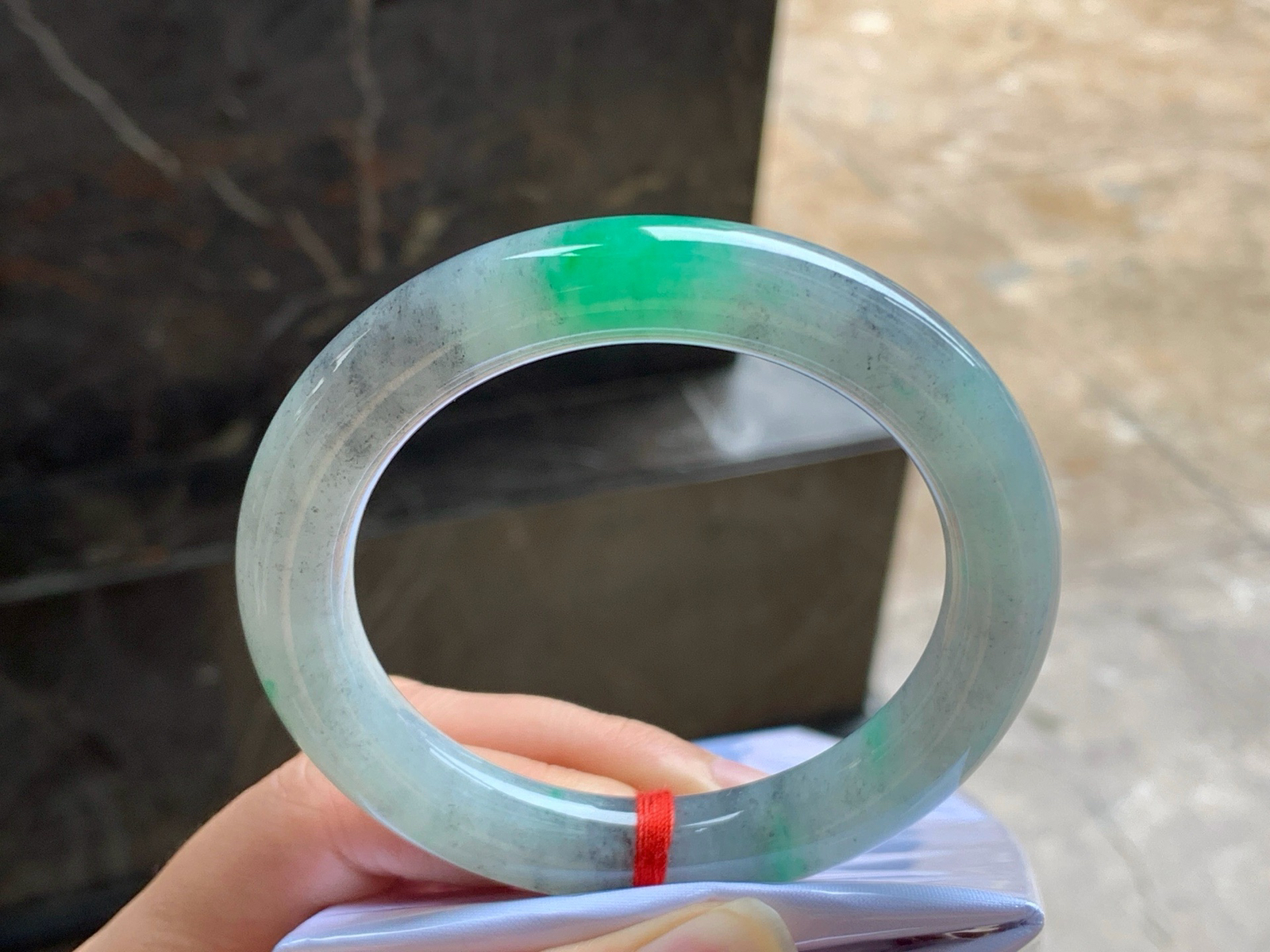 56.5-11
乌鸡飘绿圆条手镯^_^色阳