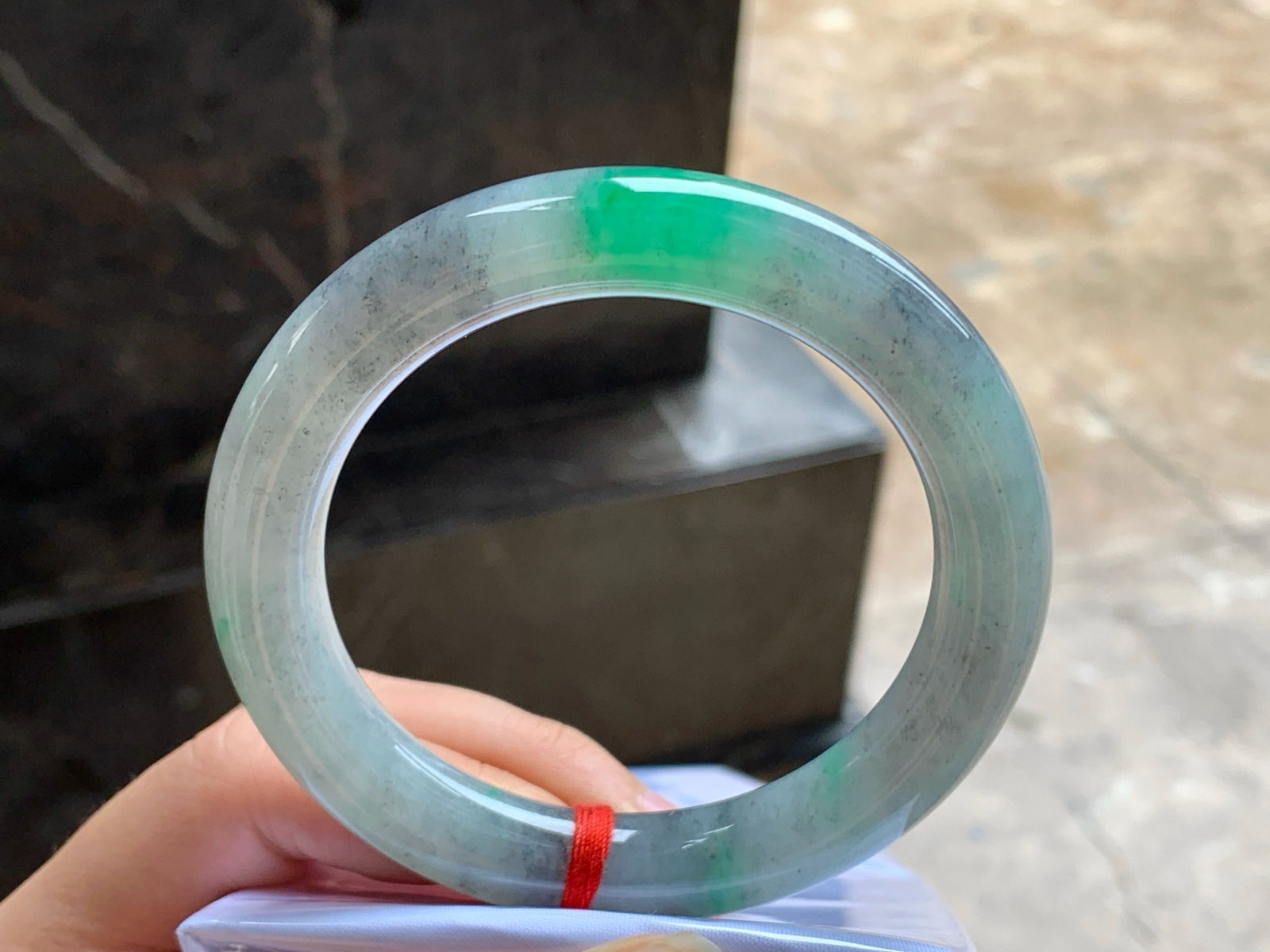 56.5-11
乌鸡飘绿圆条手镯^_^色阳
