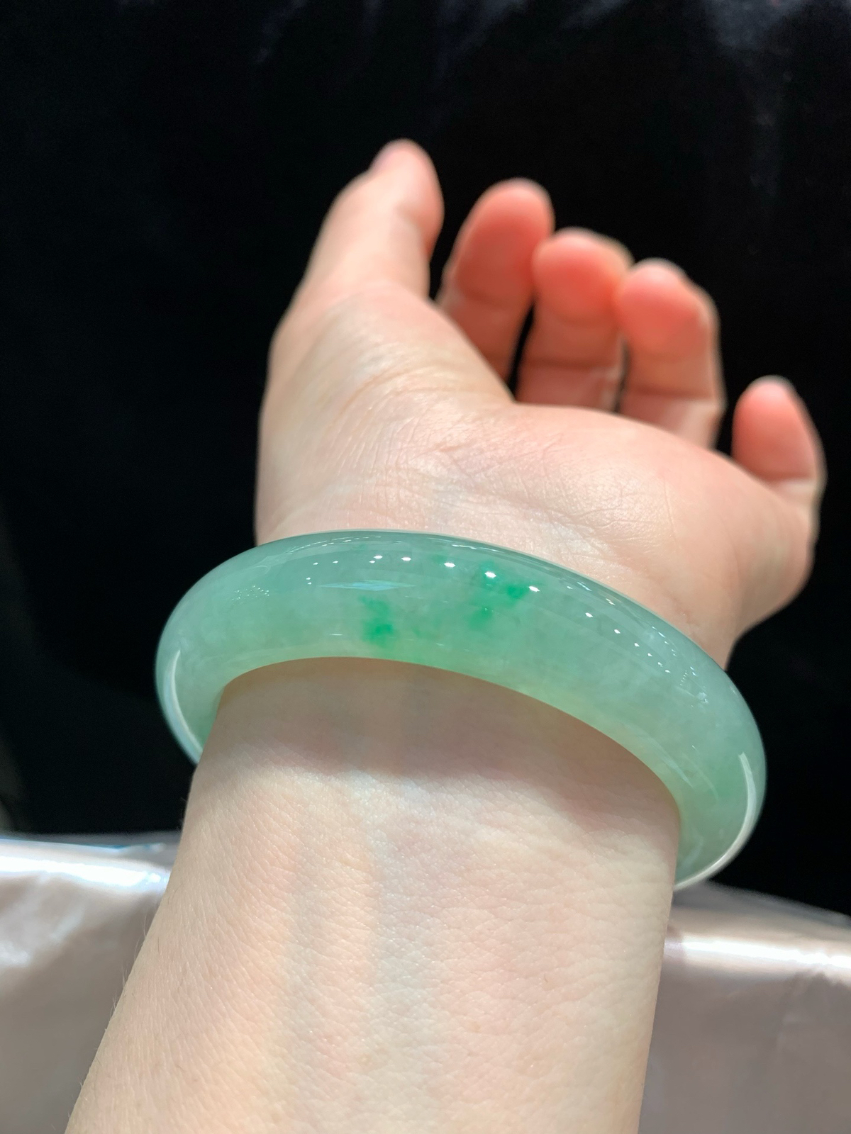 尺寸52.6/12.6/8.5，带色手镯
水润细腻