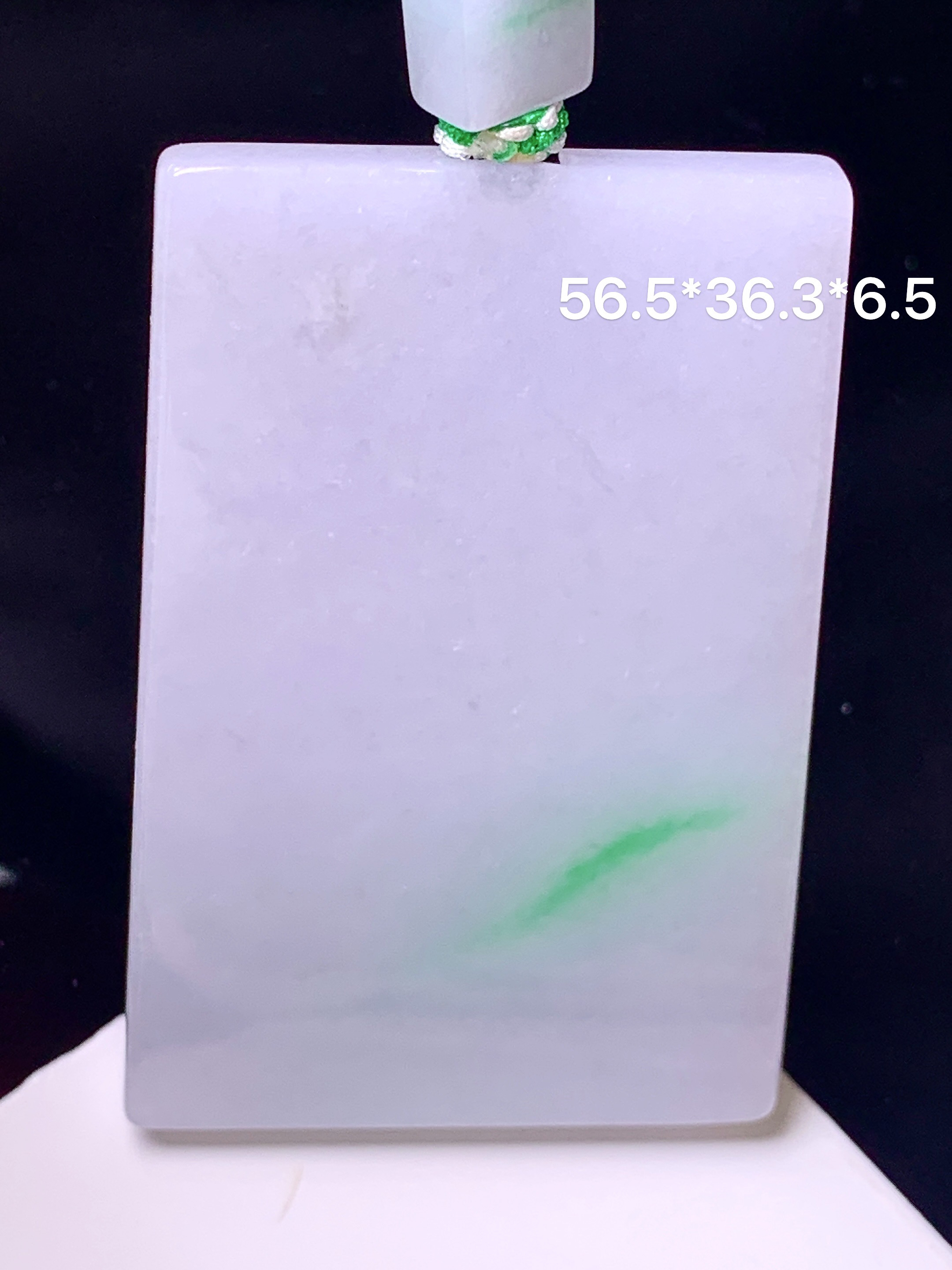 淡春彩无事牌吊坠 玉质细腻 色泽艳丽清新 整体尺寸56.5*36.3*6.5 a5