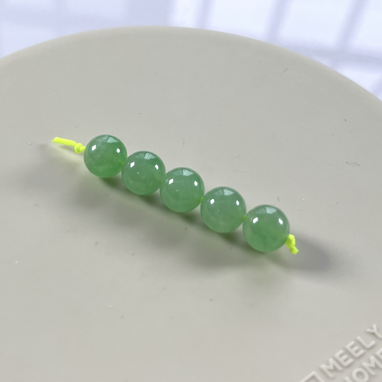 缅甸天然翡翠A货，卡8高冰种起胶满绿晴阳绿圆珠单珠5颗，尺寸：8mm/5颗，重量：4.49g（含线）