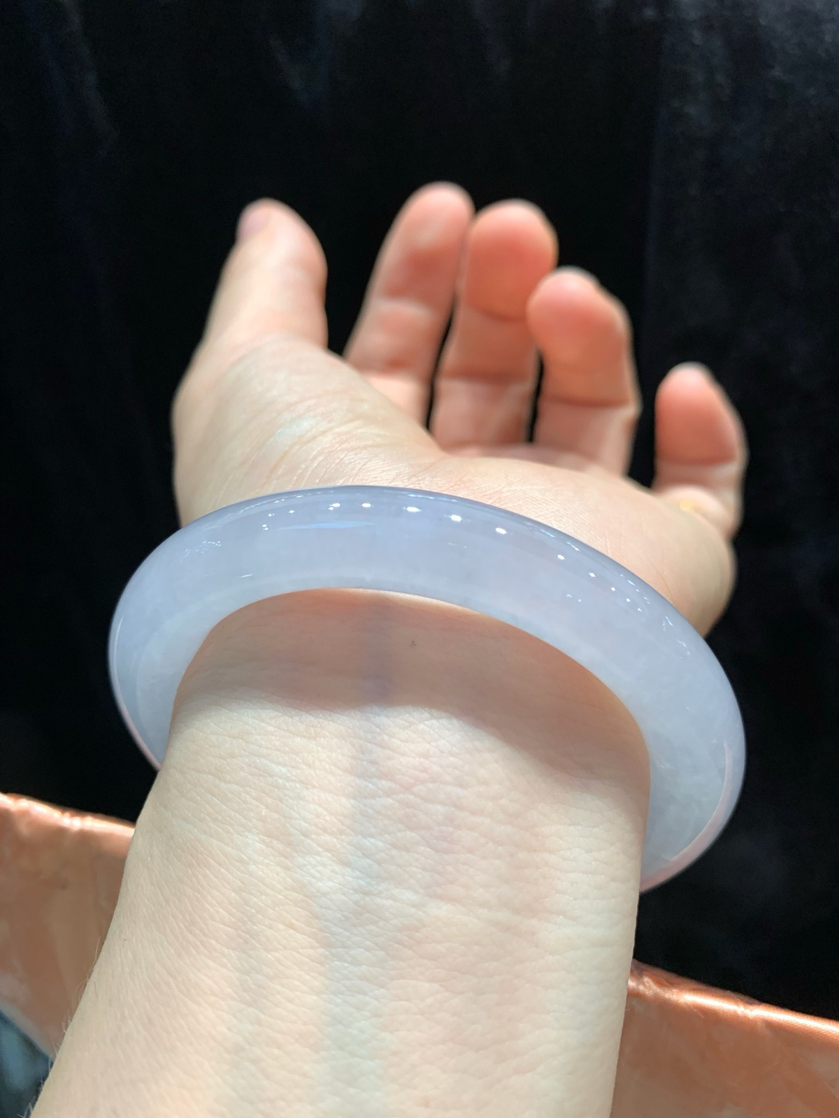 尺寸53.7/9.7/10.1，冰圆条手镯
水润细腻 清新甜美
