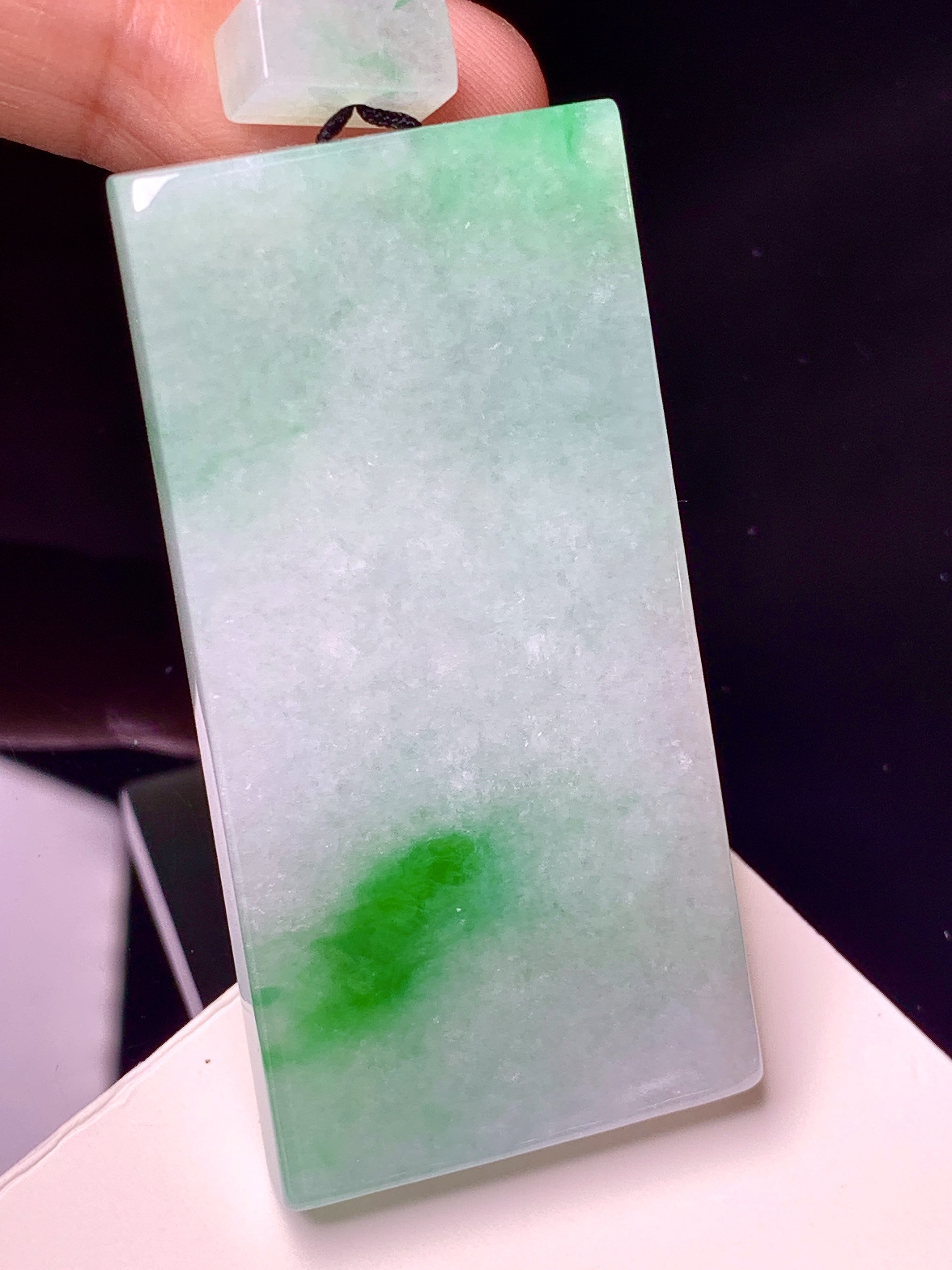 飘绿无事牌吊坠 玉质细腻 色泽艳丽清新 整体尺寸53*26.8*6 a3