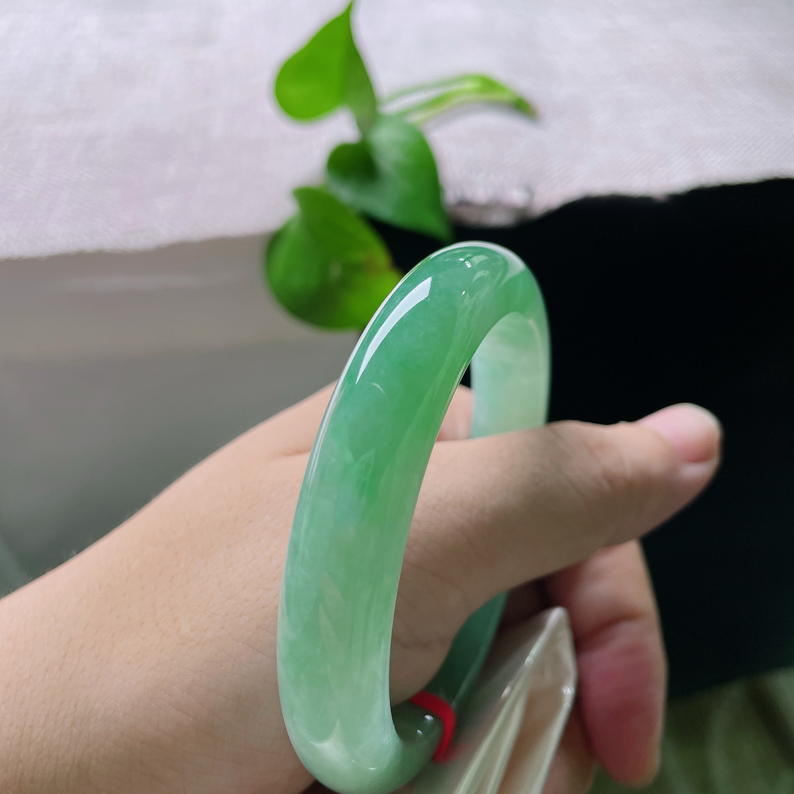 56/11.9/8.7，绿底正圈，完美，冰透晴水玉镯，色泽清浅柔和，上手自带沁心凉意。ss55831a