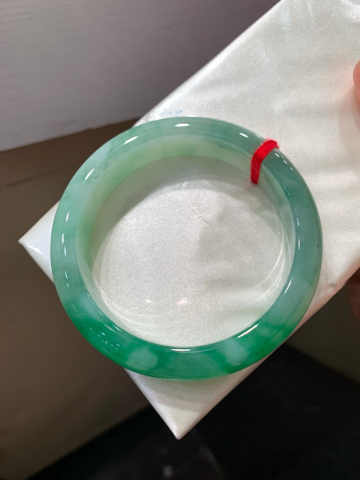 尺寸56.1/13/8.4，带色手镯
水润细腻，有种有色