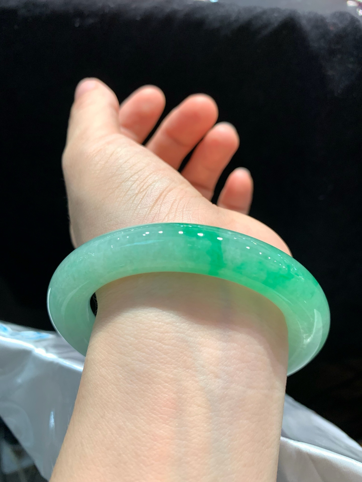 尺寸57.1/10.8/11.3，冰带色圆条手镯
水润细腻 有种有色