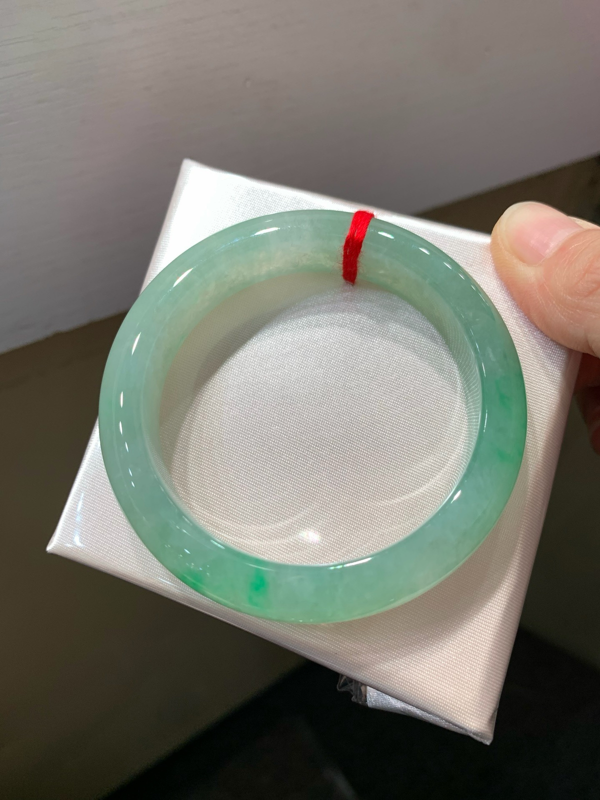 尺寸52.6/12.6/8.5，带色手镯
水润细腻