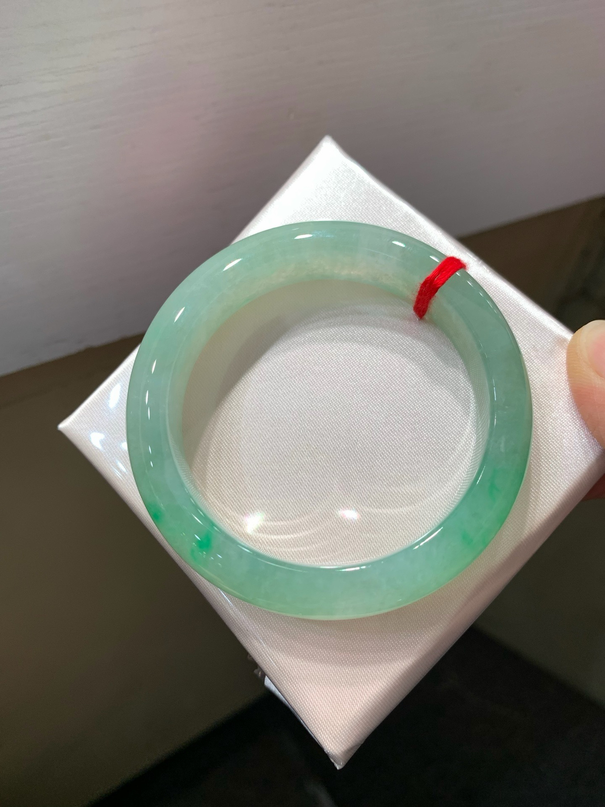 尺寸52.6/12.6/8.5，带色手镯
水润细腻