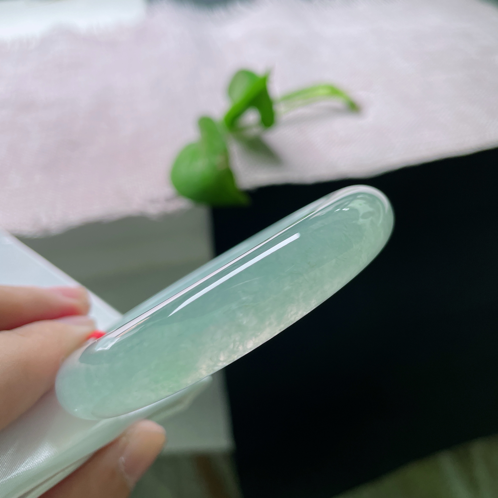 冰种正圈，，玉身由浅缓缓过渡至温润湖绿色，色泽过渡自然柔和，清润如水的质感衬得人温婉雅致，品质上乘，稀有珍品，完美。！ss52924a