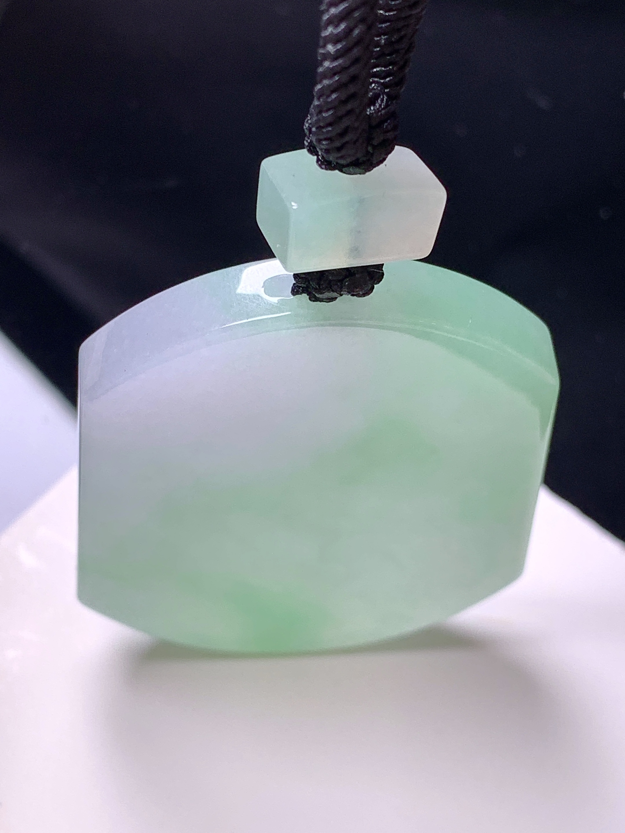 飘绿无事牌吊坠 玉质细腻 色泽艳丽清新 整体尺寸51*38*5.8 a5