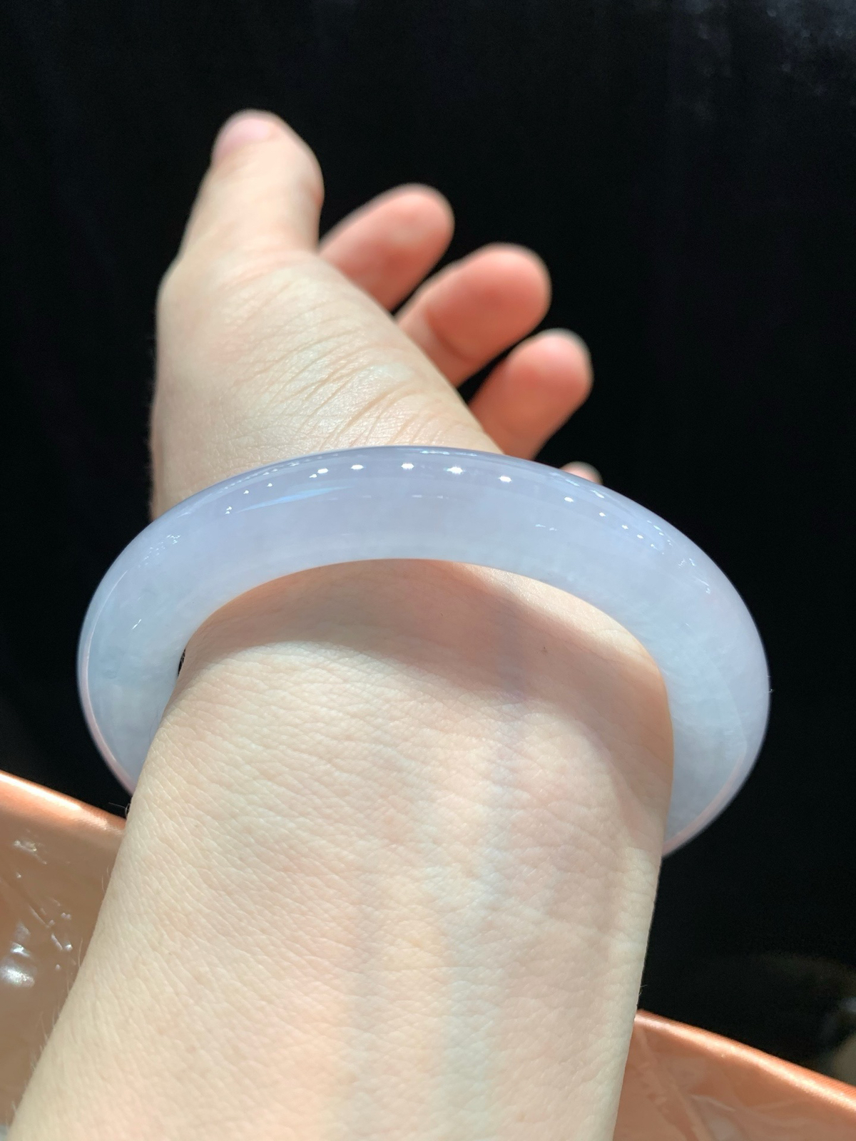 尺寸53.7/9.7/10.1，冰圆条手镯
水润细腻 清新甜美