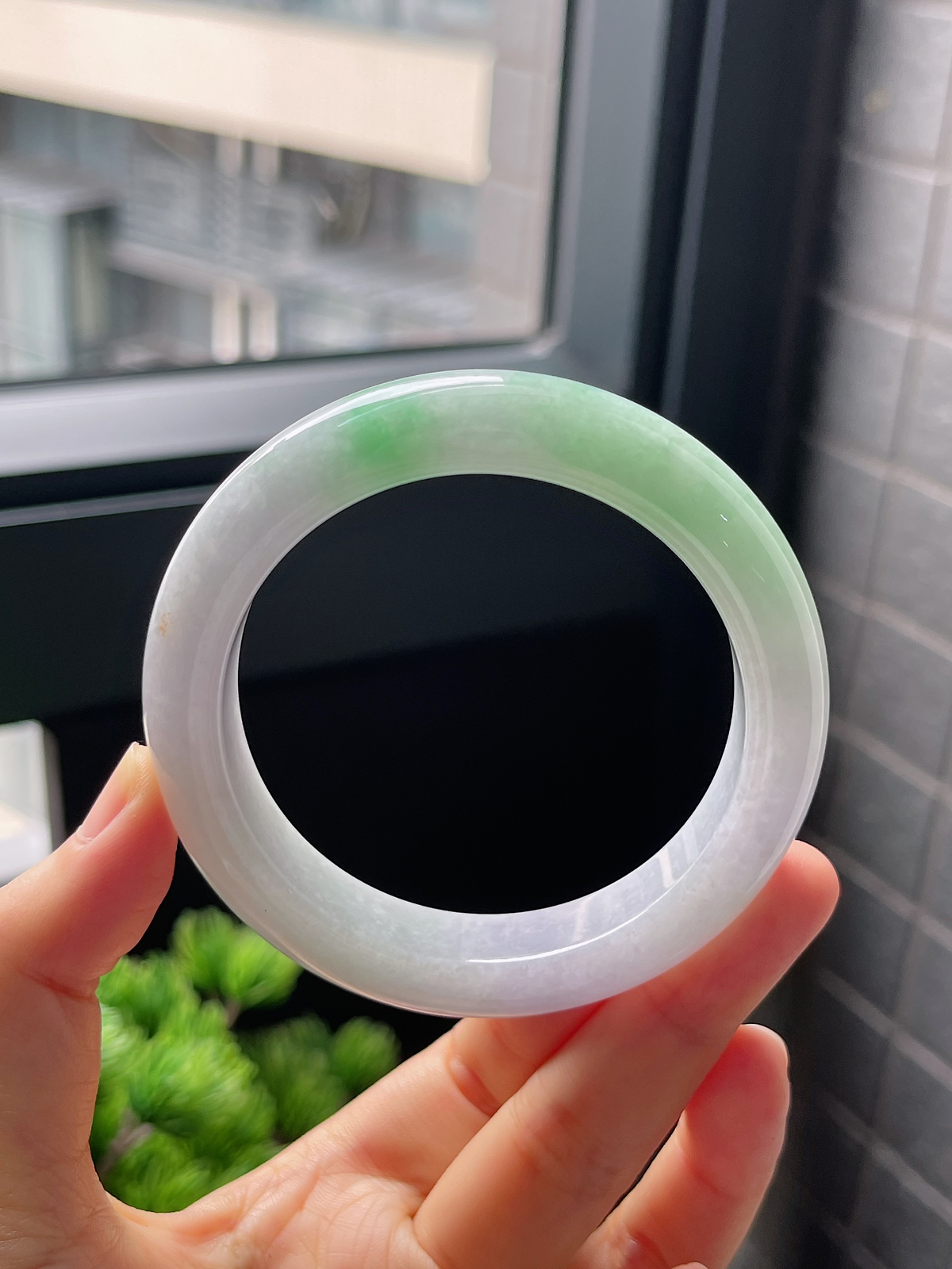 圈口55.2，糯化种飘花飘绿翡翠正圈手镯