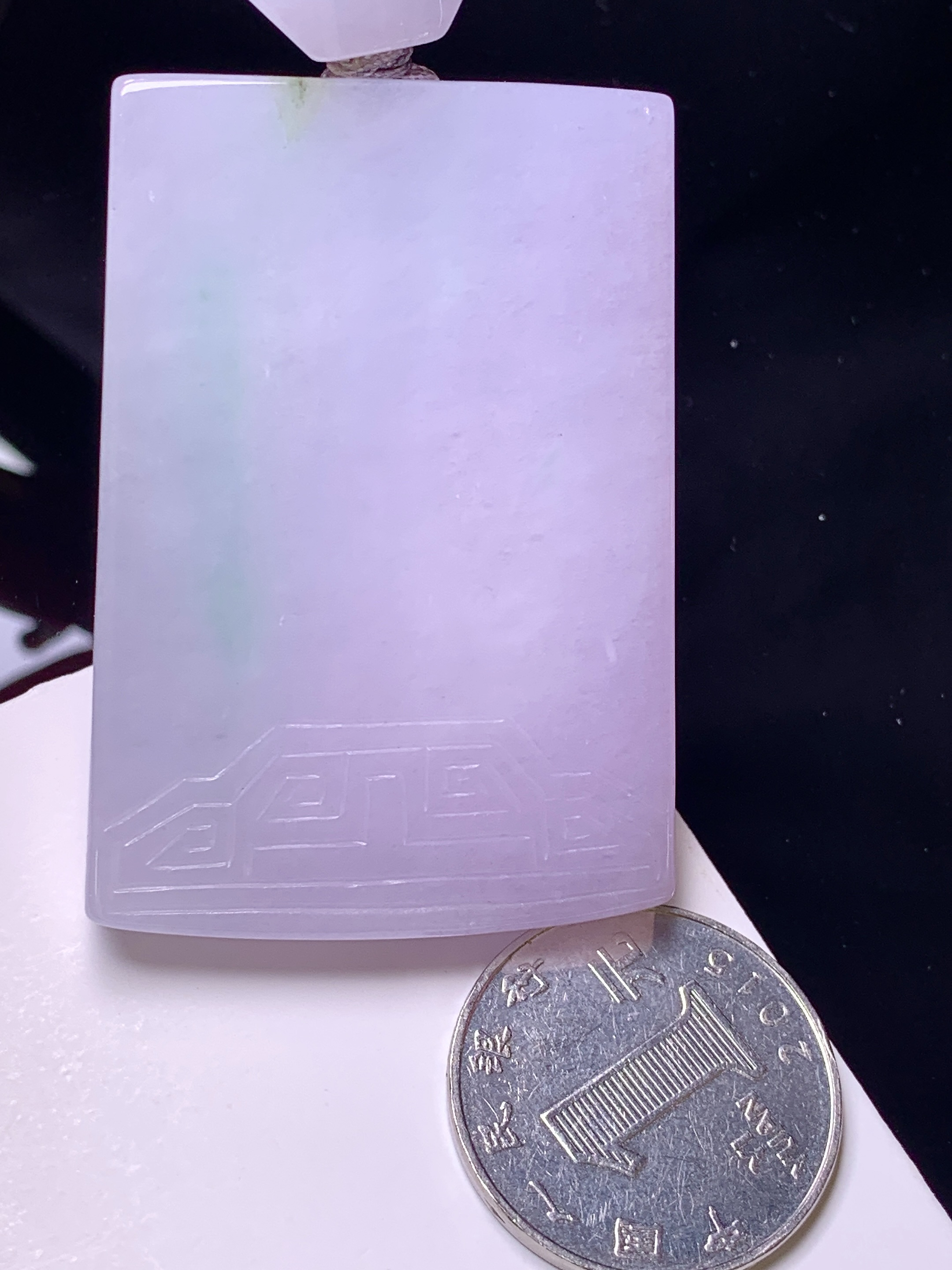 淡春彩无事牌吊坠 玉质细腻 色泽艳丽清新 整体尺寸52.5*37.3*7.5 a5