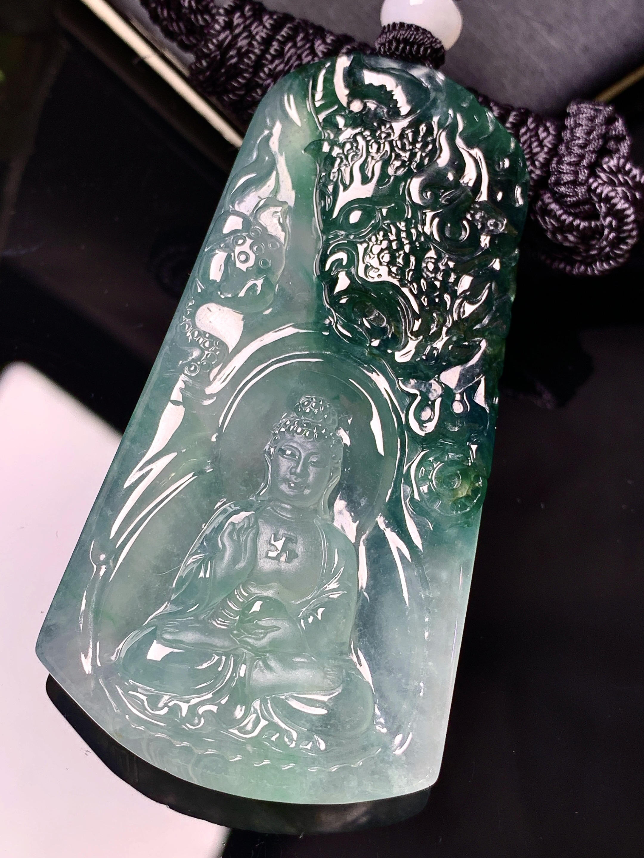 飘绿大日如来佛祖吊坠 玉质细腻 色泽艳丽清新 整体尺寸62.2*32.8*6.8 L2