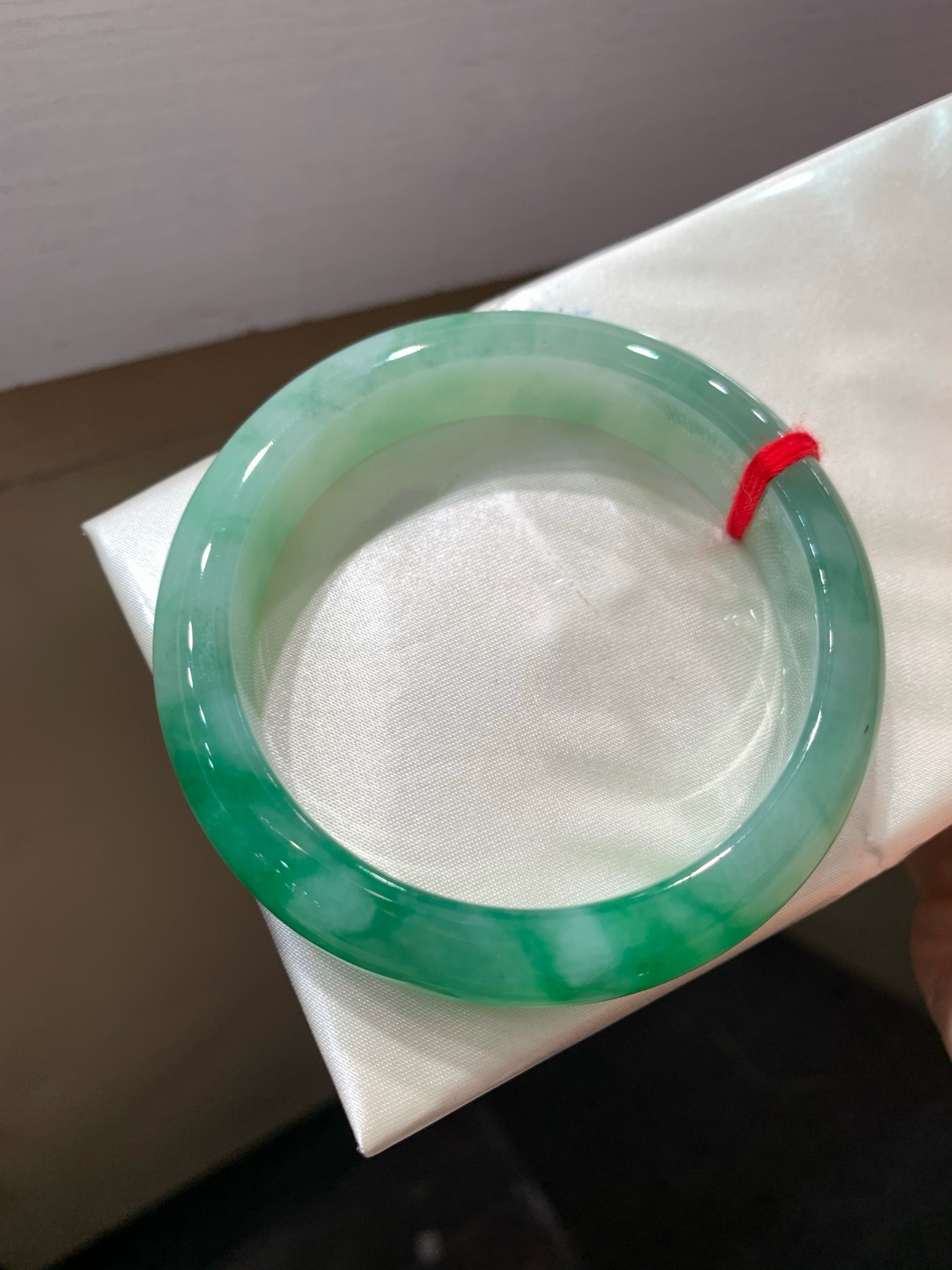 尺寸56.1/13/8.4，带色手镯
水润细腻，有种有色