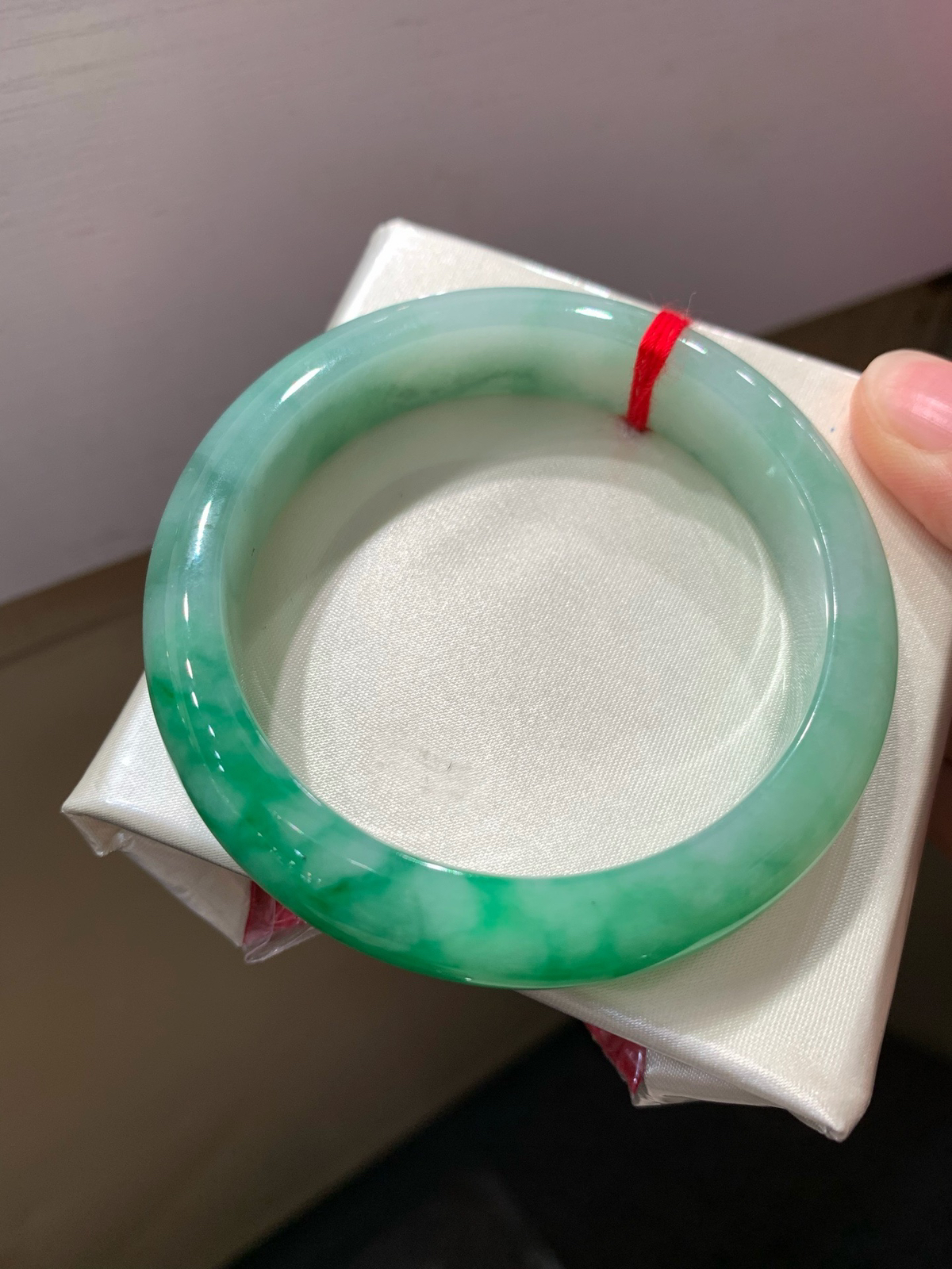 尺寸56.1/13/8.4，带色手镯
水润细腻，有种有色
