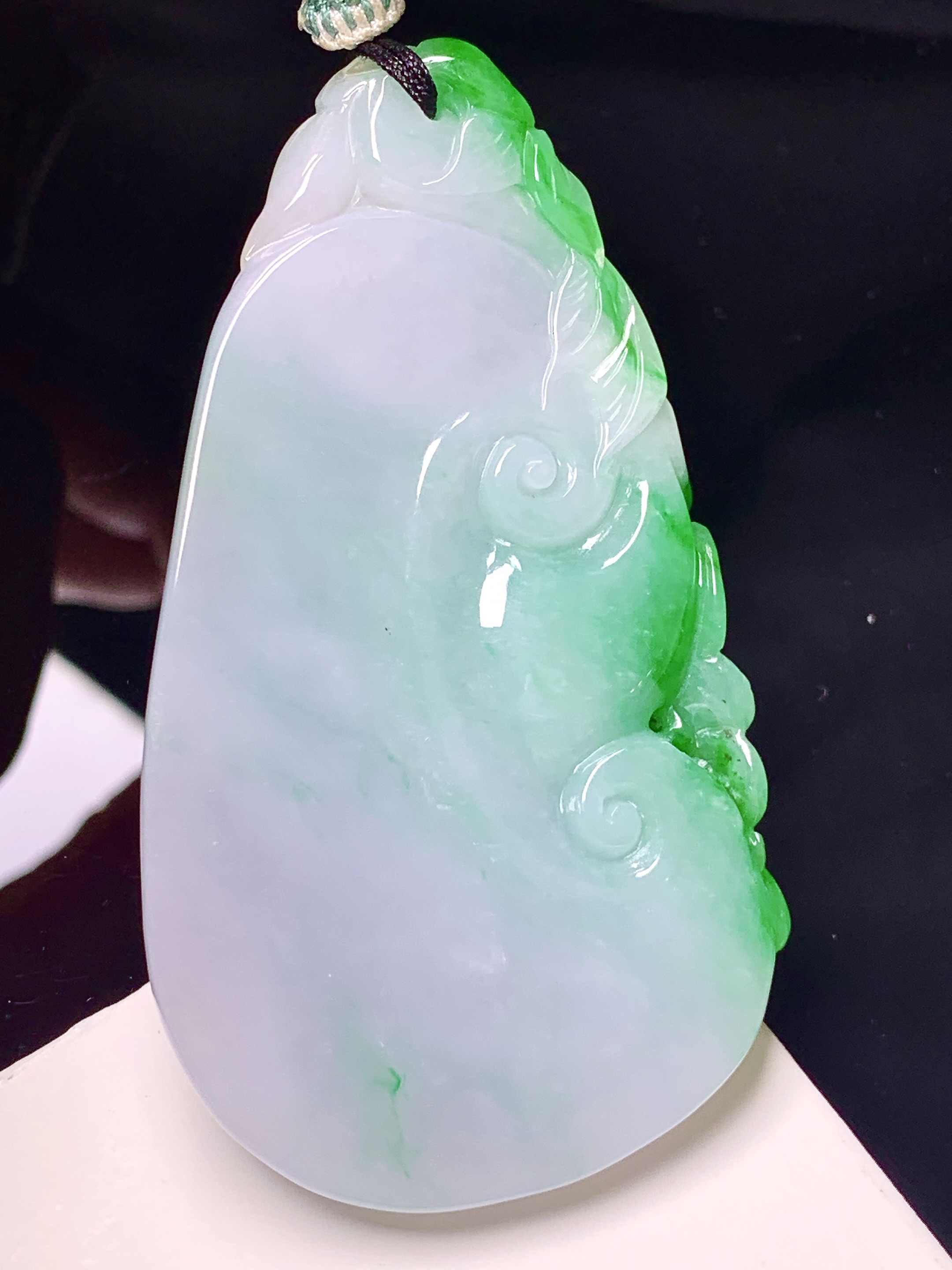 飘绿如意吊坠 玉质细腻 色泽艳丽清新 整体尺寸66.5*37.5*8.8 a5