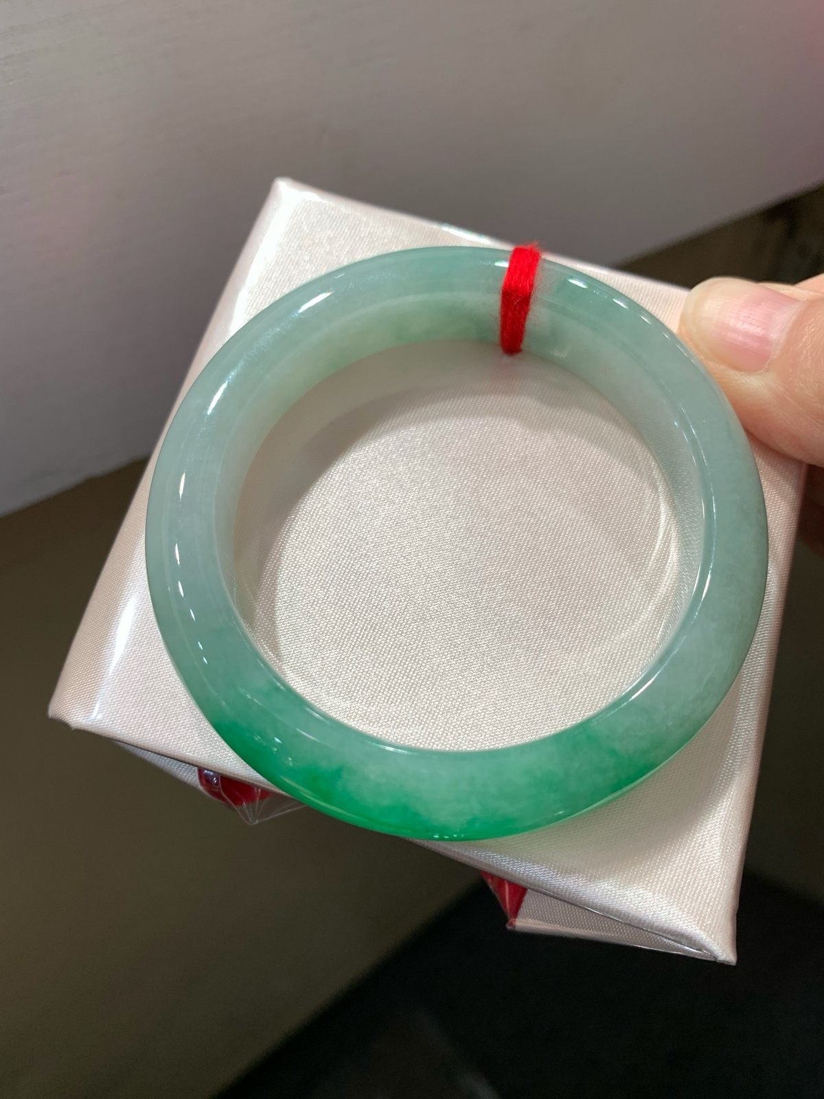 尺寸54.1/12.6/9.1，带色手镯
水润细腻 色好种老