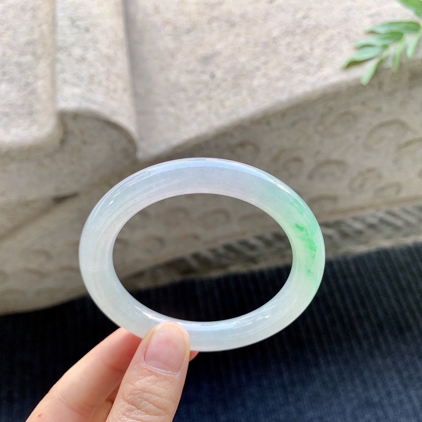 圆条53 54，糯冰飘绿，水润，种老，细腻，打灯有絮线