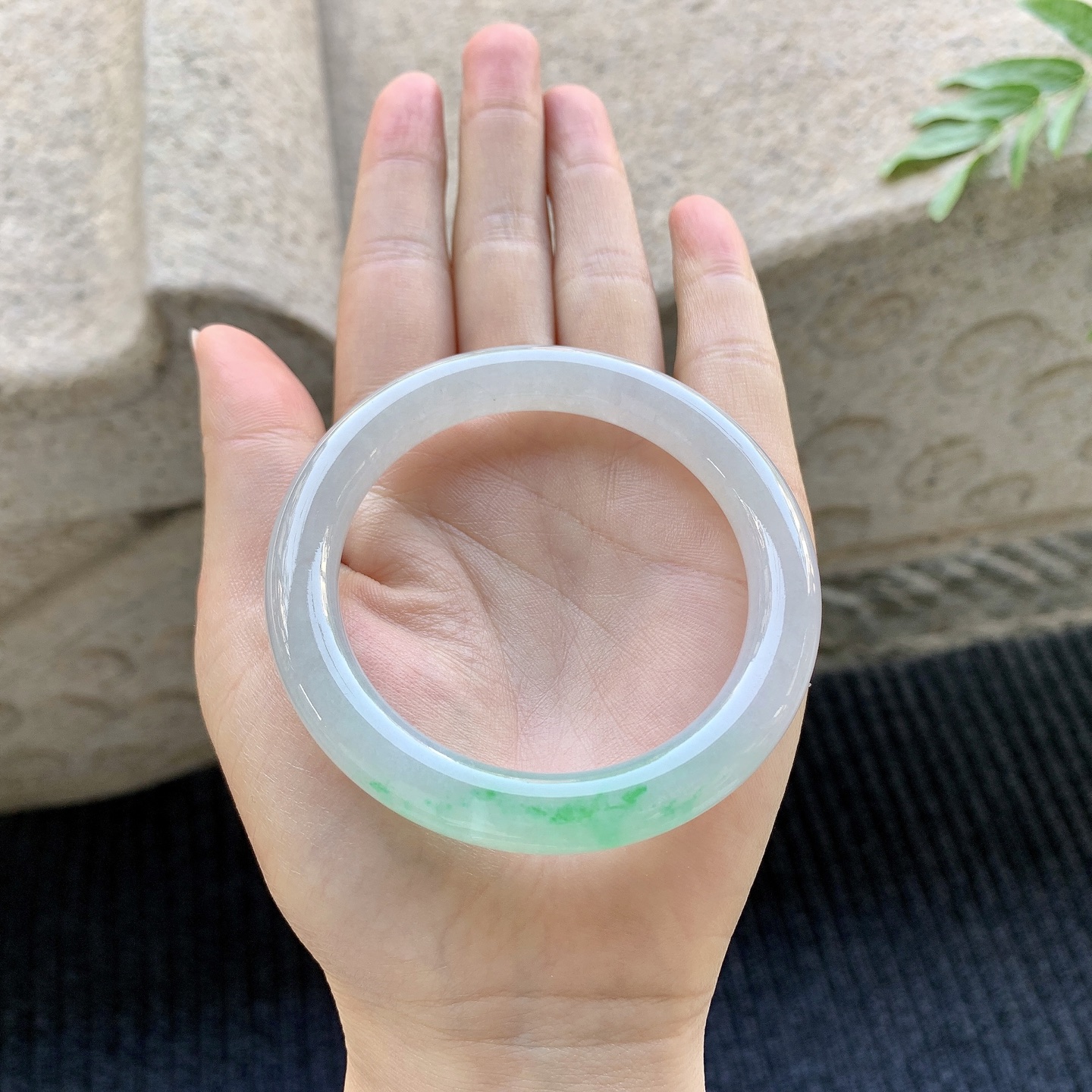 圆条53 54，糯冰飘绿，水润，种老，细腻，打灯有絮线